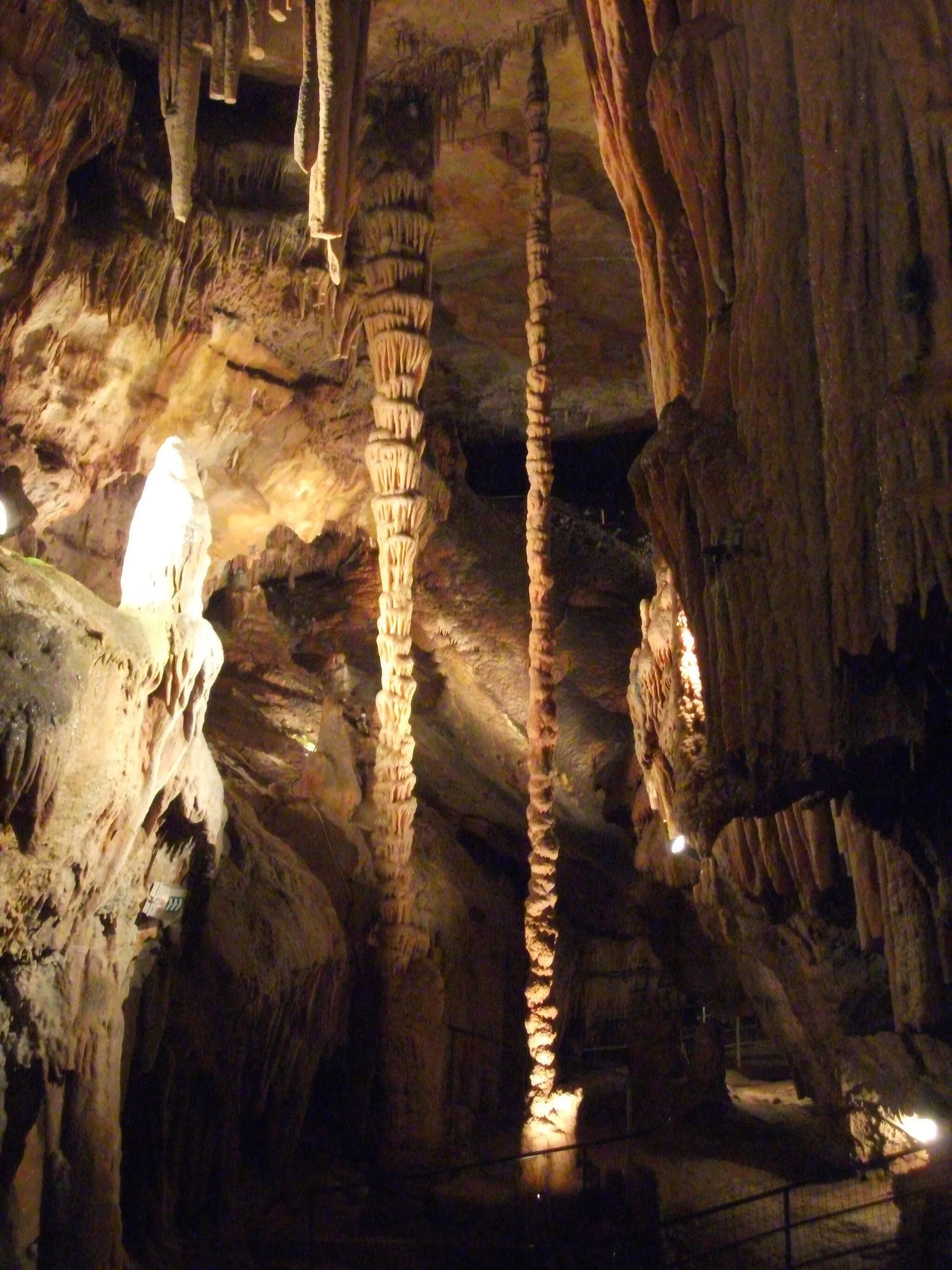 Photo showing: Photo représentant « Les cierges ». Celle de droite, une stalagmite de 8,90 mètres de hauteur, unique en Europe.