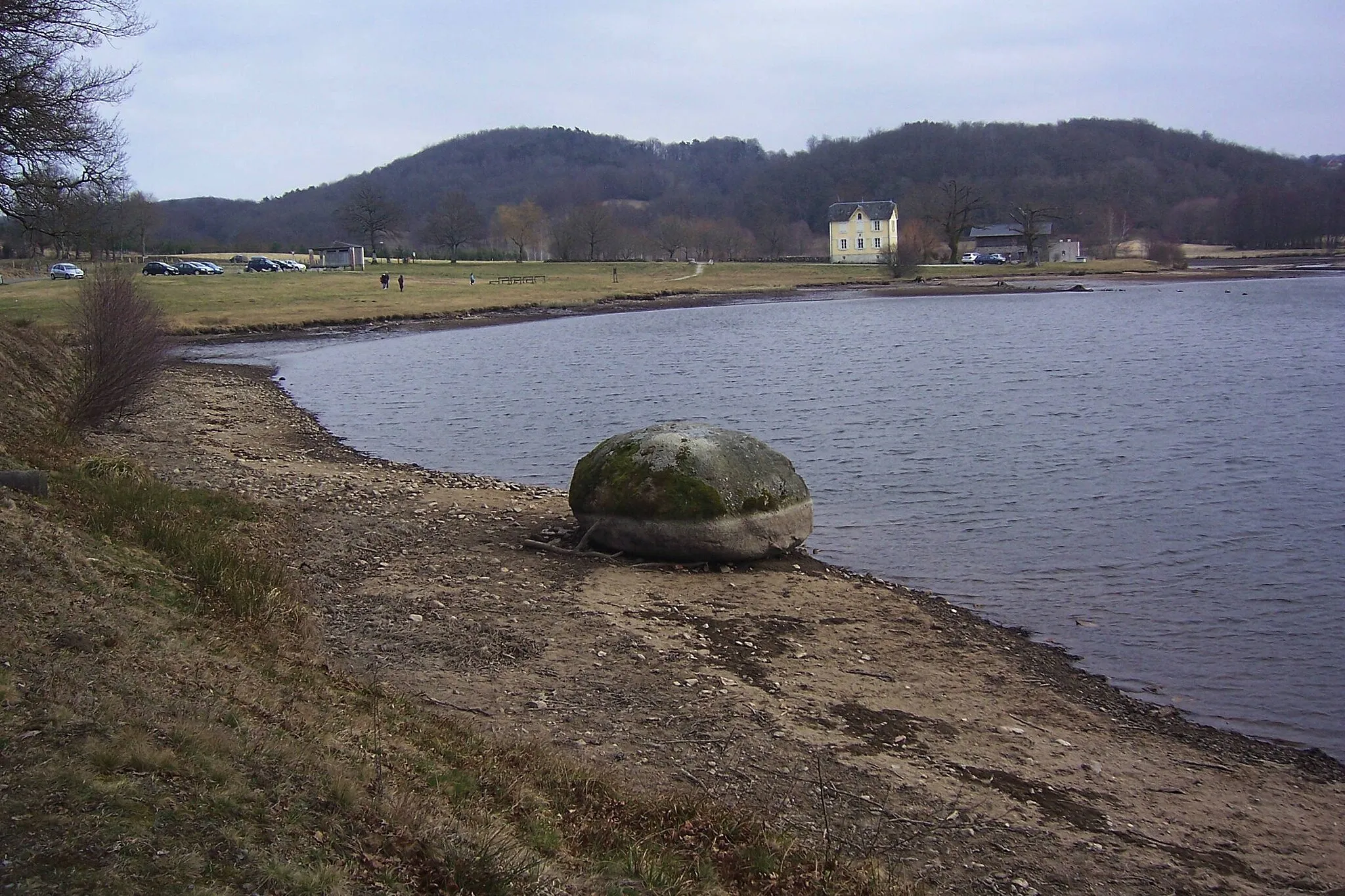 Photo showing: Rocher érodé sur la berge nord-est du lac du Tolerme