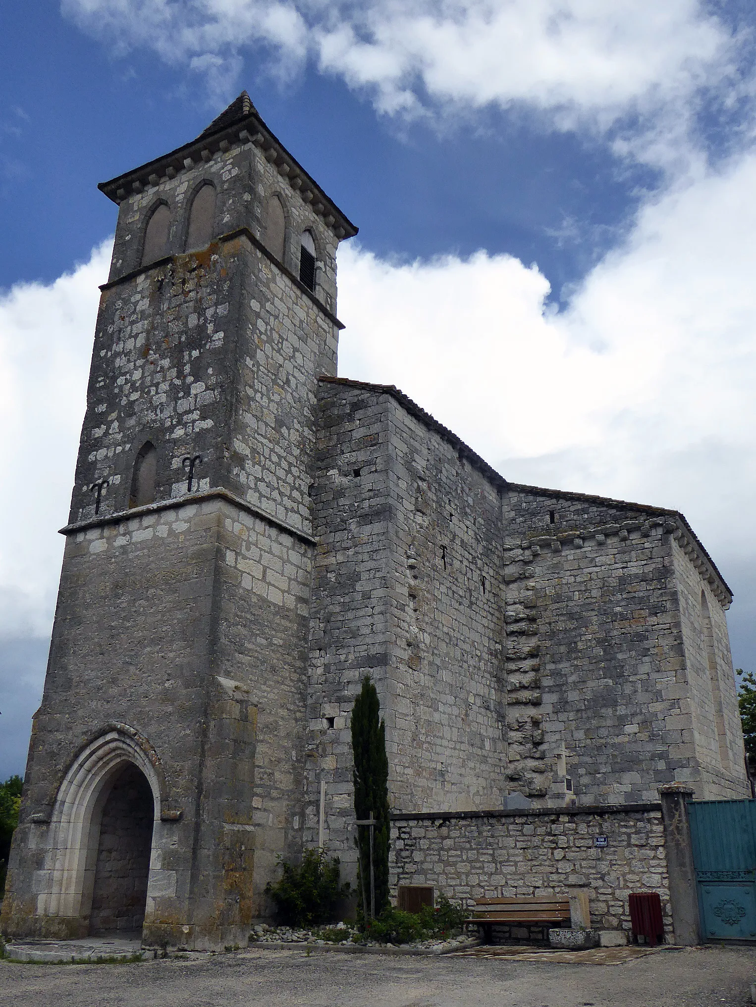 Photo showing: Notre Dame de la nativité. à Lhospitalet (46) ; église en pierres grises précédée d'un clocher porche carré