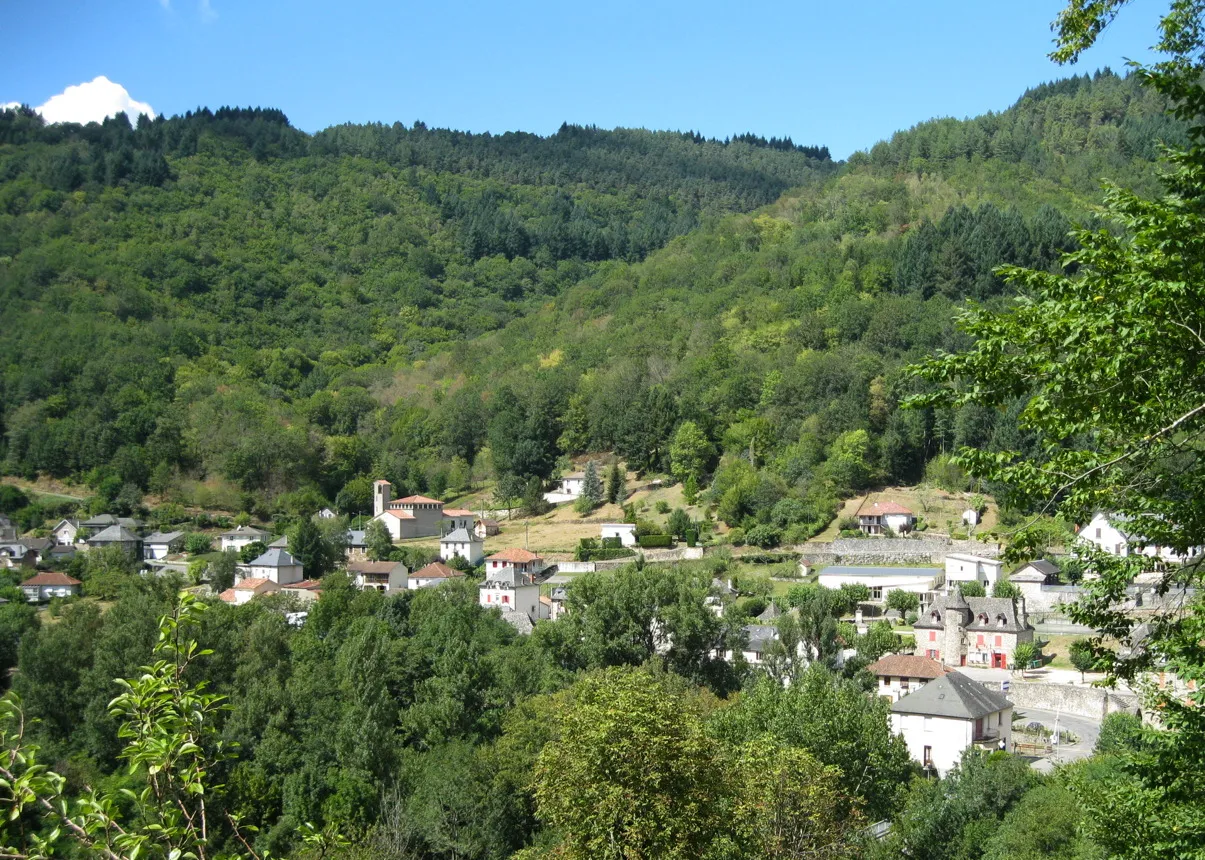 Photo showing: View of the town Laval-de-Cère in Lot department in France. Picture taken from the path climbing the hill in direction of hamlet Le Sol.