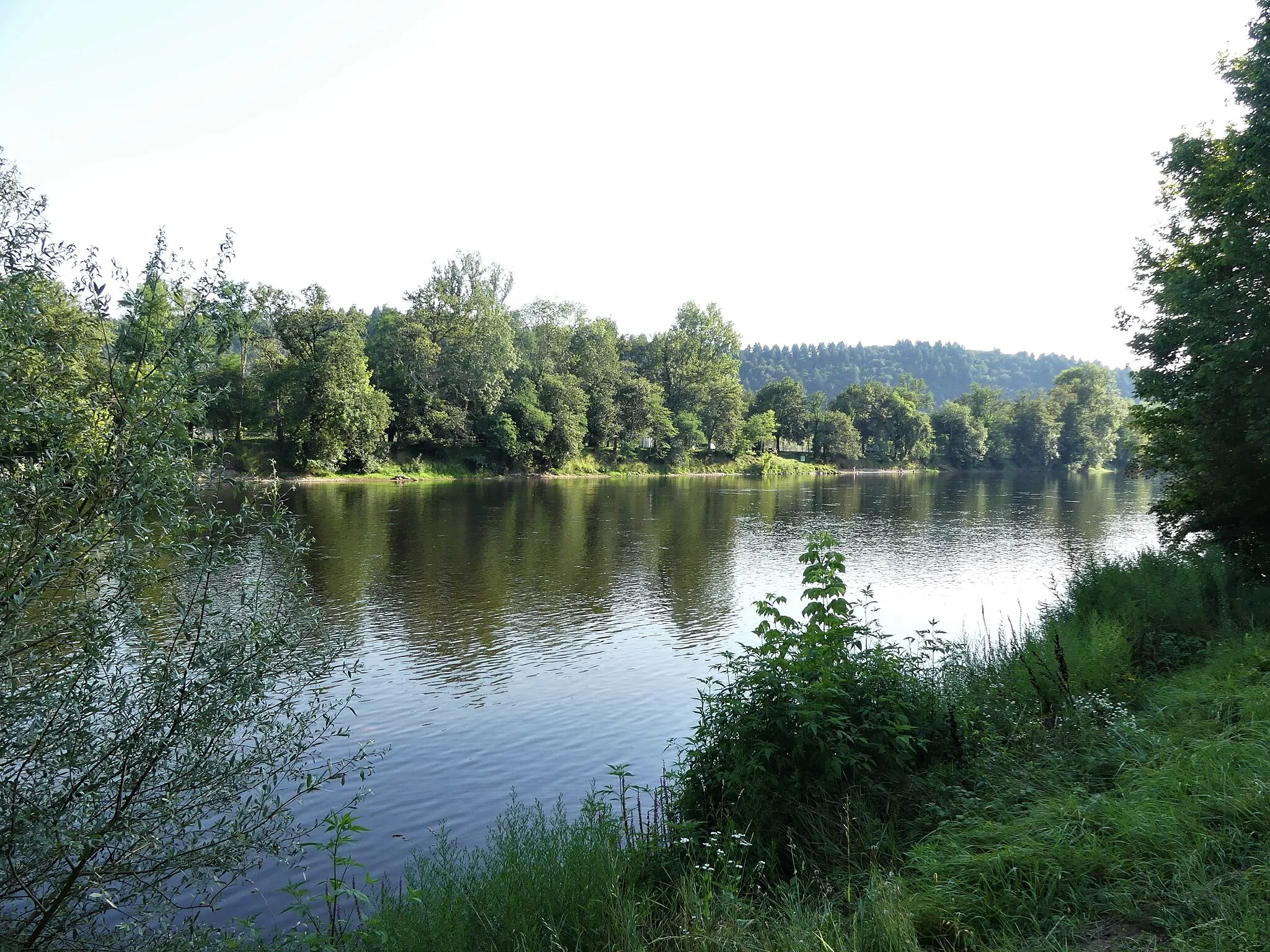 Photo showing: La Dordogne juste en aval de la plage de Cazoulès, département de la Dordogne, France. Vue prise en direction de l'aval. Sur la rive opposée, dans le département du Lot, la commune du Roc.