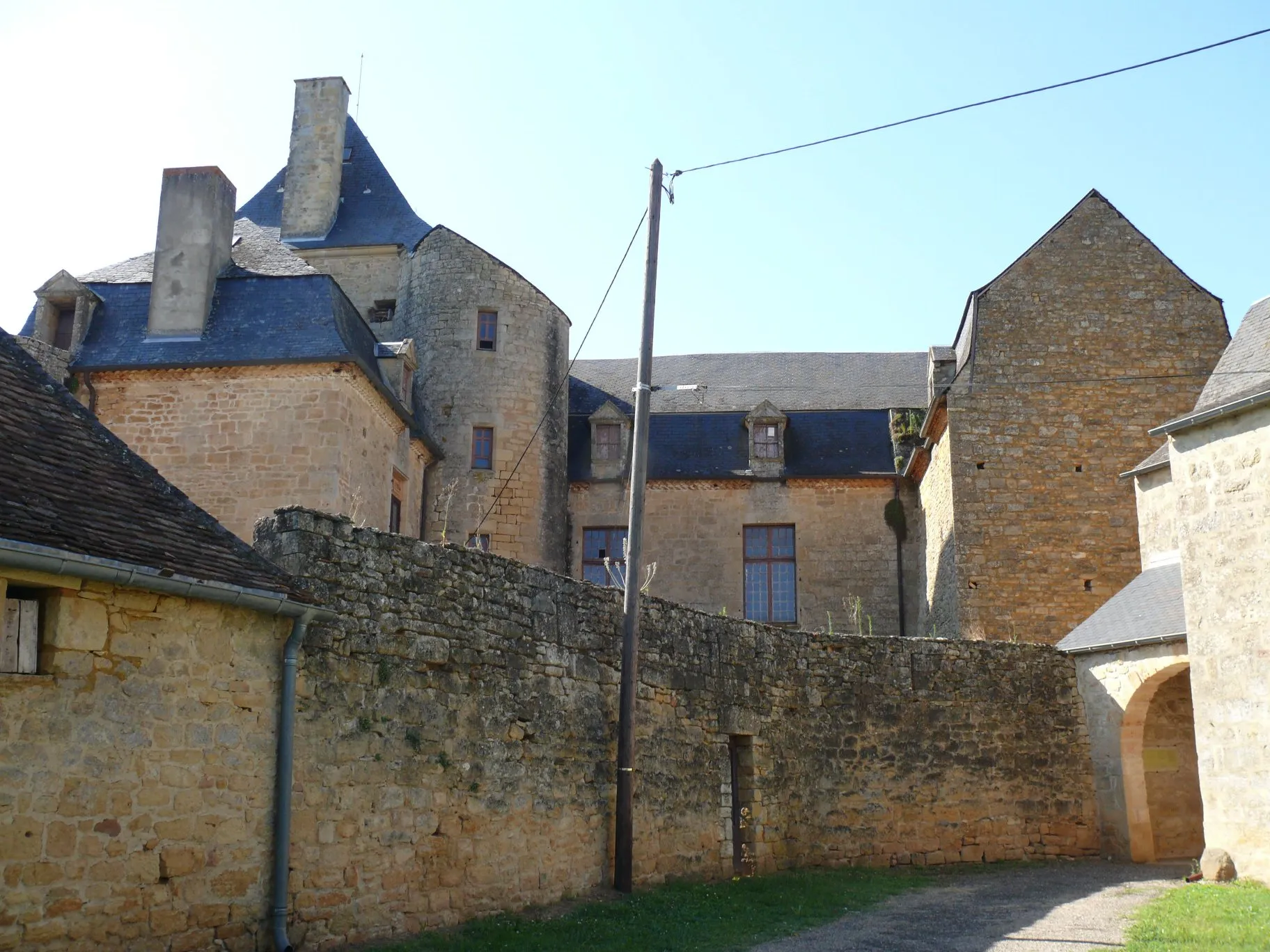 Photo showing: This building is inscrit au titre des monuments historiques de la France. It is indexed in the base Mérimée, a database of architectural heritage maintained by the French Ministry of Culture, under the reference PA46000039 .