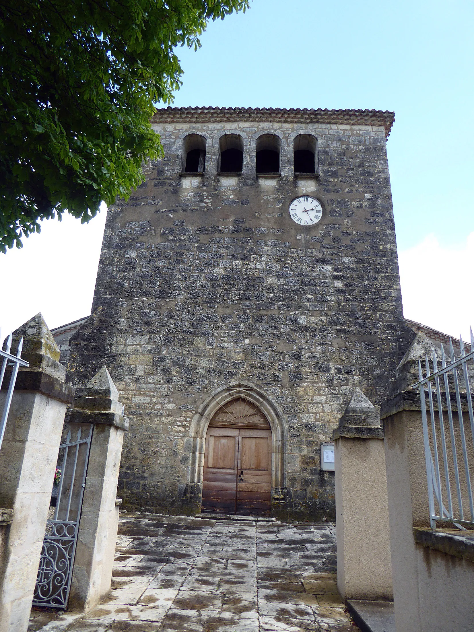 Photo showing: clocher porche massif en pierres