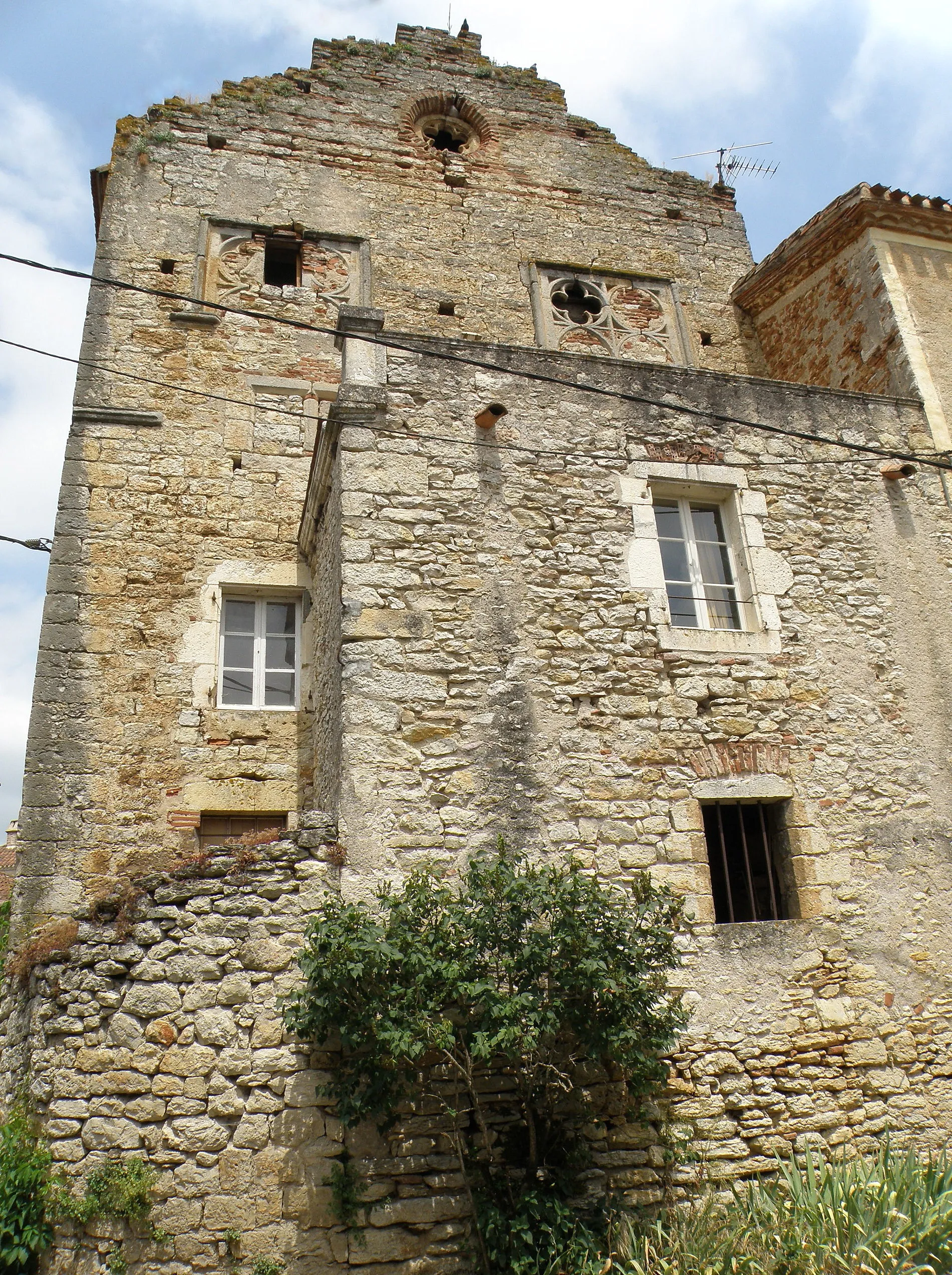 Photo showing: Savanac, hameau de la commune de Lamagdelaine, dép. du Lot (région Midi-Pyrénées, France).
Ancienne demeure seigneuriale campagnarde, dite Borie de Savanac, datant des XIIIe et XIVe siècles. Au second plan (le corps de bâtiment au premier plan est du XIXe) : mur pignon sud du logis principal, XIVe.