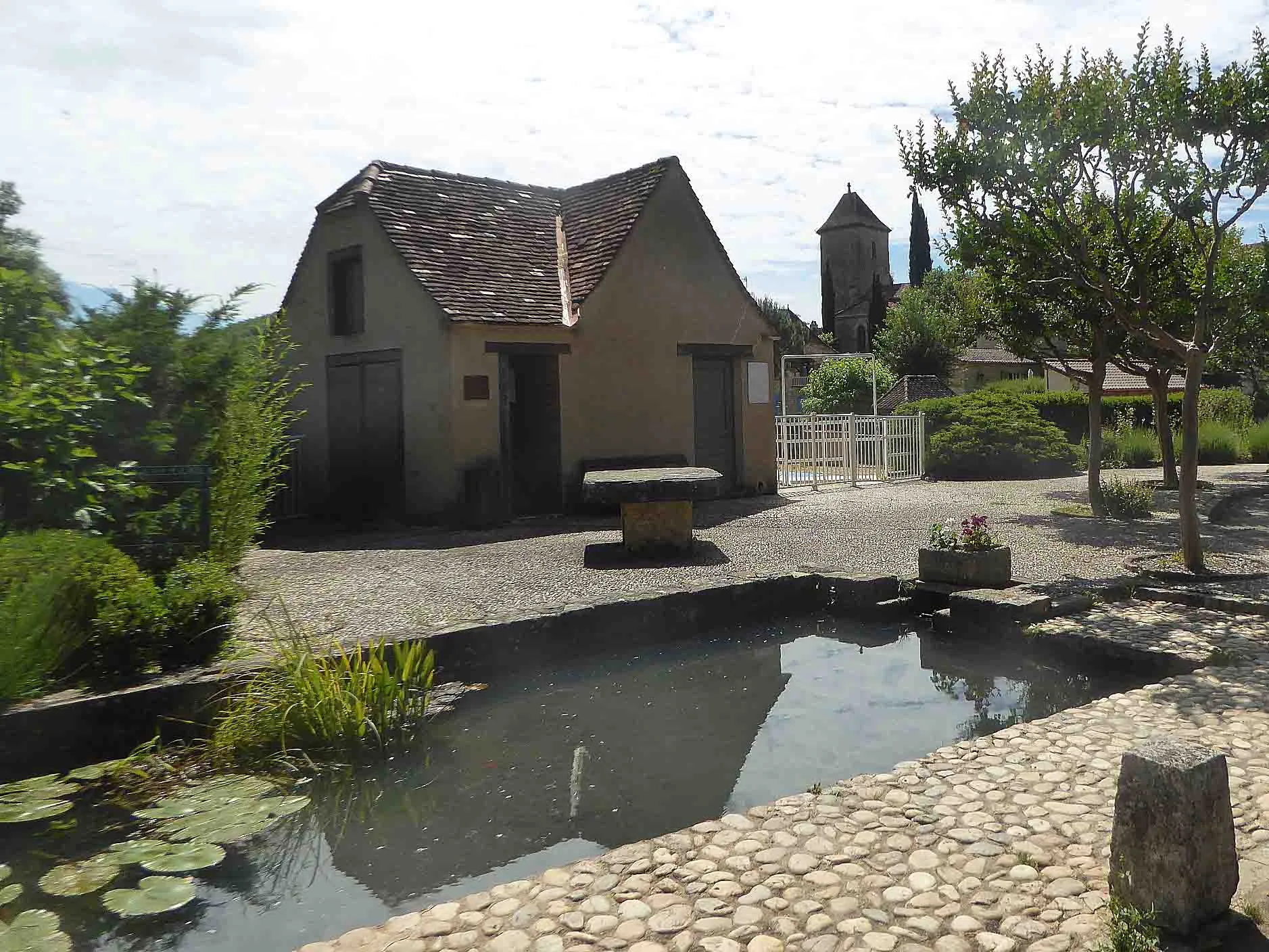Photo showing: joli site aménagé à l'entrée du village