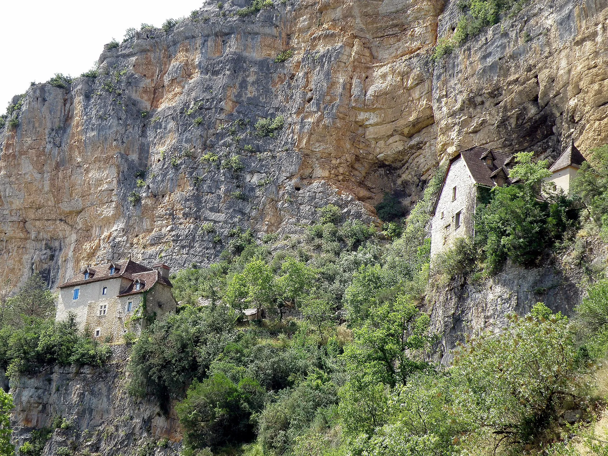 Photo showing: Sauliac-sur-Célé, commune et village dans le département du Lot (région Midi-Pyrénées, France), situés sur le Célé, affluent droit du Lot.
Maisons au pied de la falaise, formant le Vieux Sauliac, à quelques centaines de mètres en aval du village.