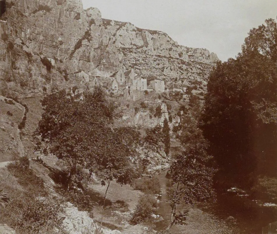 Photo showing: Identificatie Titel(s): Bergdorp tegen de rotsen in Frankrijk met op de voorgrond een rivieroever Objecttype: foto Objectnummer: RP-F-F01162-FU Omschrijving: Onderdeel van Fotoalbum van een Franse amateurfotograaf met bezienswaardigheden in Frankrijk, Zwitserland en Italië. Vervaardiging Vervaardiger: fotograaf: anoniem Plaats vervaardiging: Frankrijk Datering: ca. 1905 - ca. 1910 Fysieke kenmerken: daglichtgelatinezilverdruk Materiaal: papier fotopapier Techniek: daglichtgelatinezilverdruk Afmetingen: foto: h 70 mm × b 83 mm Onderwerp Wat: prospect of village, silhouette of village, mountains, river bank Waar: Sauliac-sur-Célé, Frankrijk Verwerving en rechten Verwerving: overdracht van beheer 1994 Copyright: Publiek domein