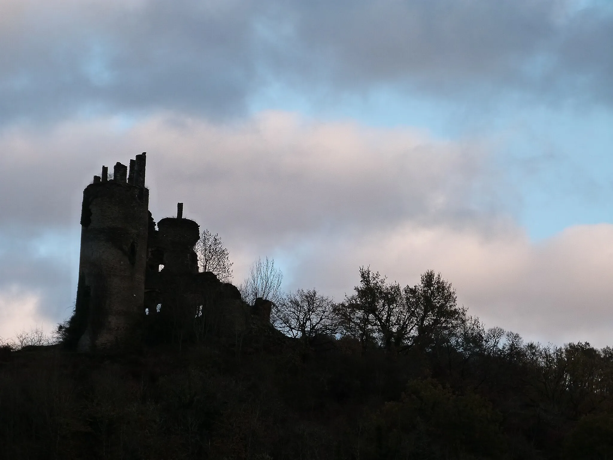 Photo showing: Ruines du château de Roumégous (La Salvetat-Peyralès, Aveyron)