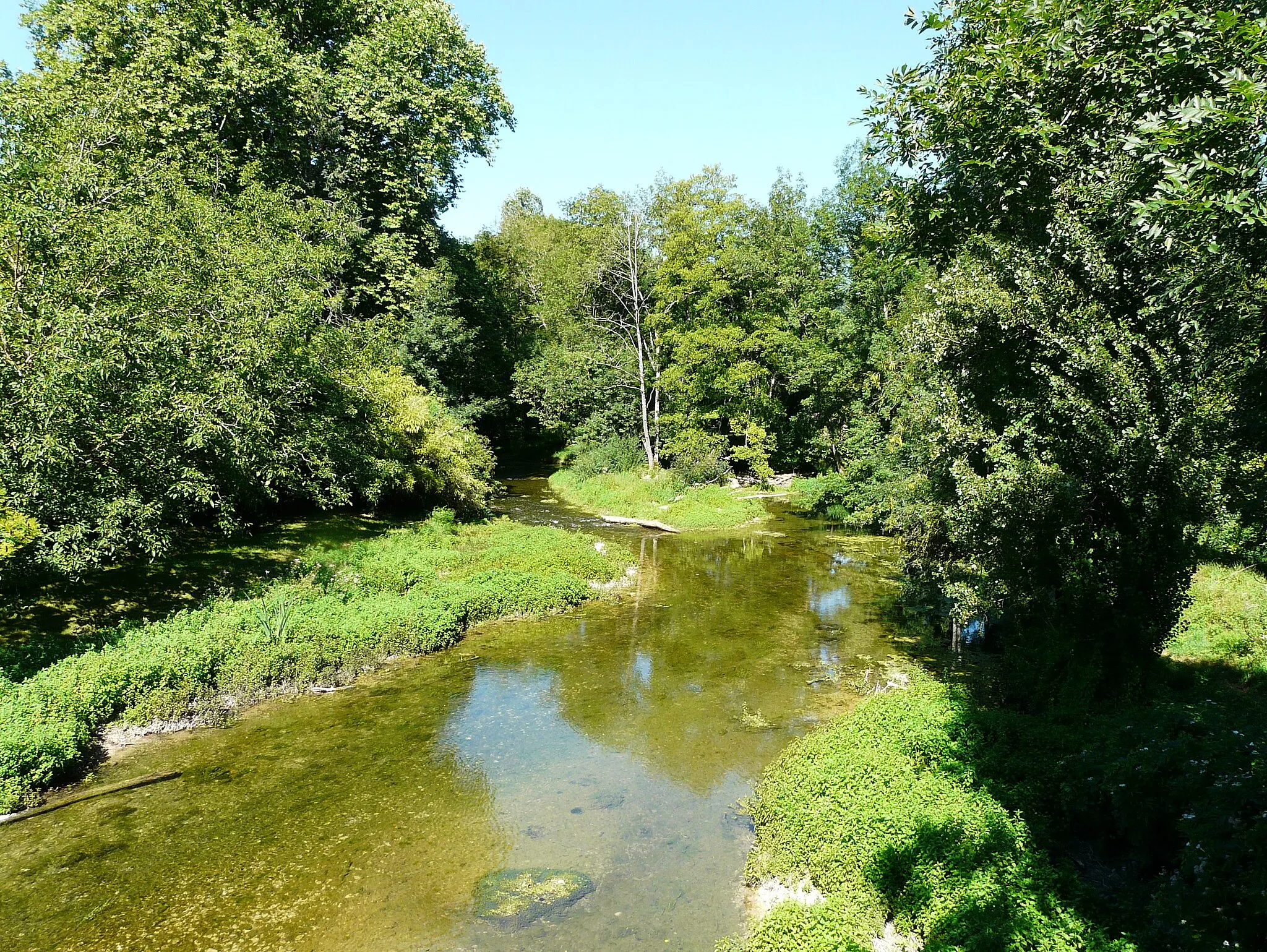 Photo showing: Le Céou en aval du pont de la route départementale 50, Saint-Cybranet, Dordogne, France.