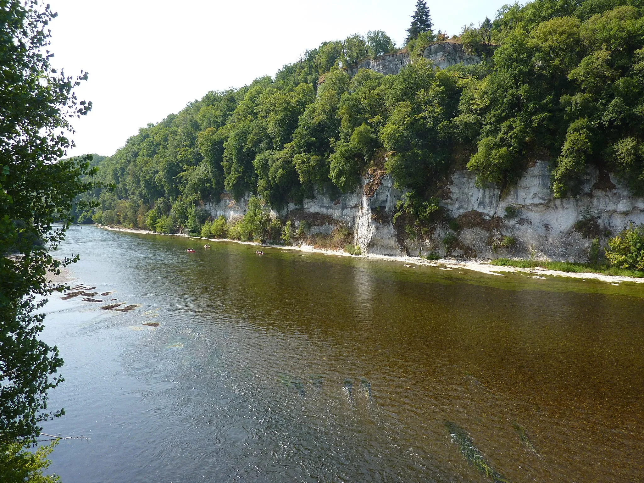 Photo showing: La Dordogne à Lanzac : vue prise vers l'amont depuis le pont de Cieurac. Ce sont les basses eaux (été exceptionnellement sec). Des touristes pratiquent le canoé.