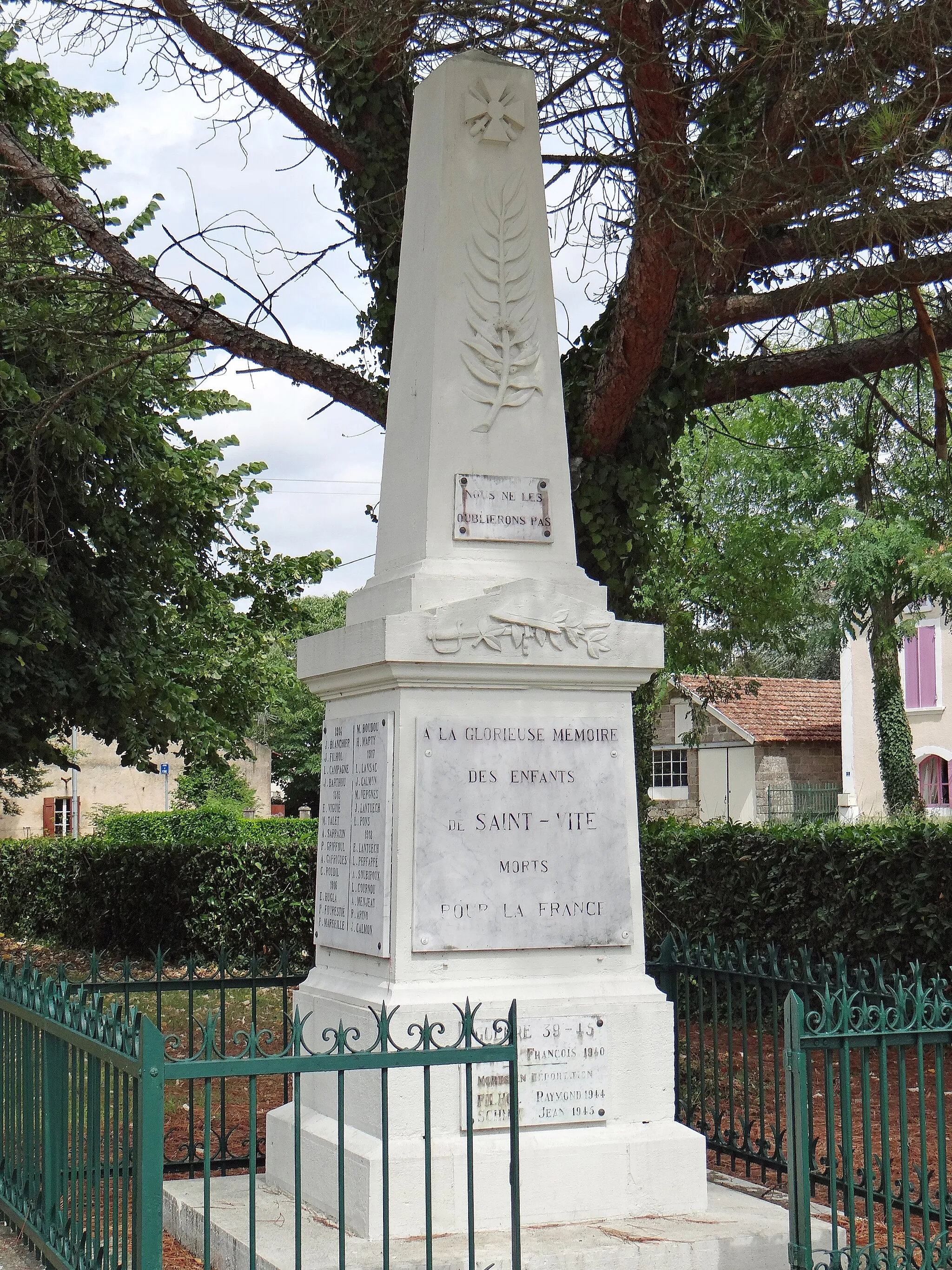 Photo showing: Saint-Vite - Monument aux morts