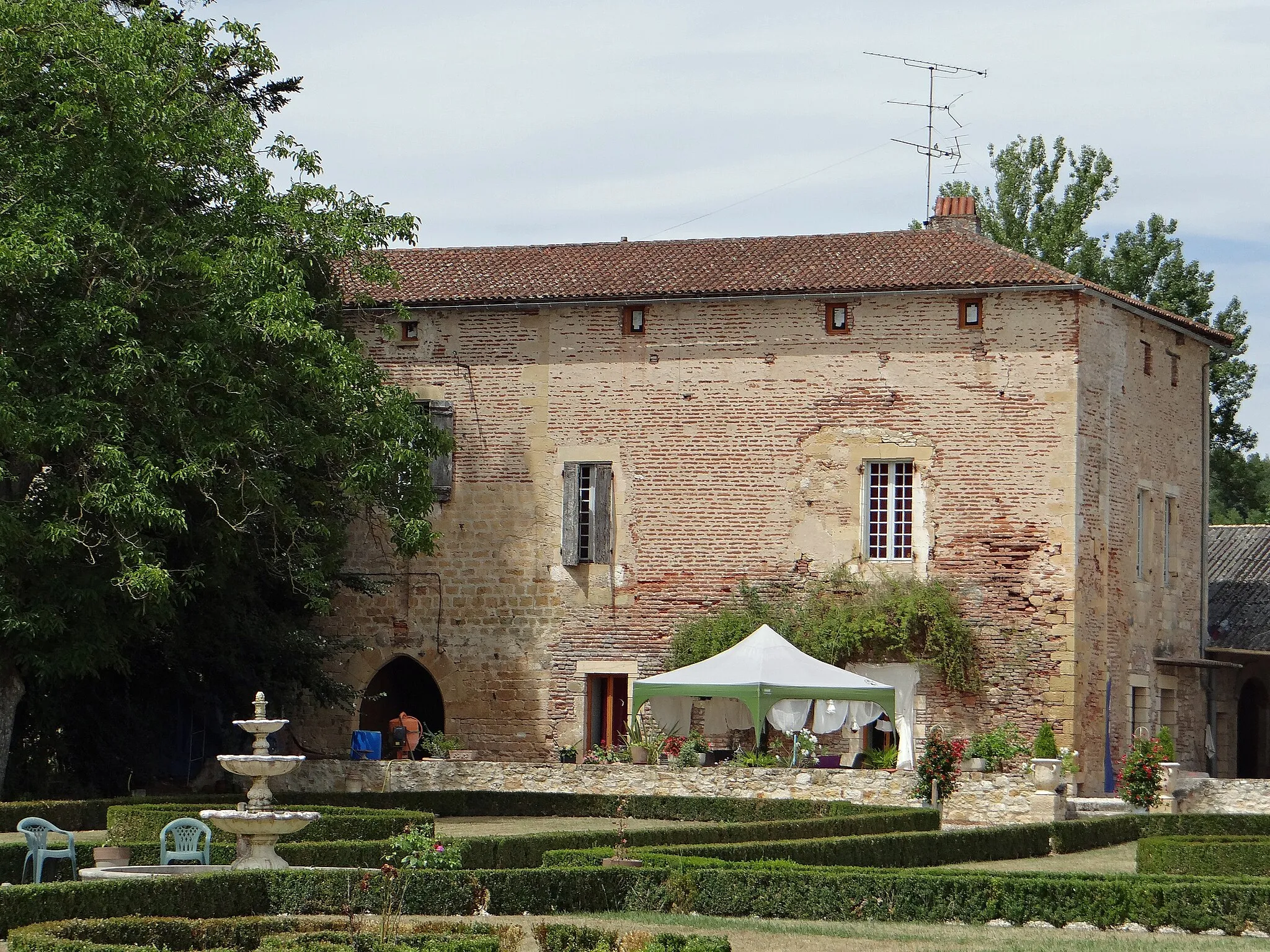Photo showing: Saint-Vite - Château de Lapoujade - Façade côté route