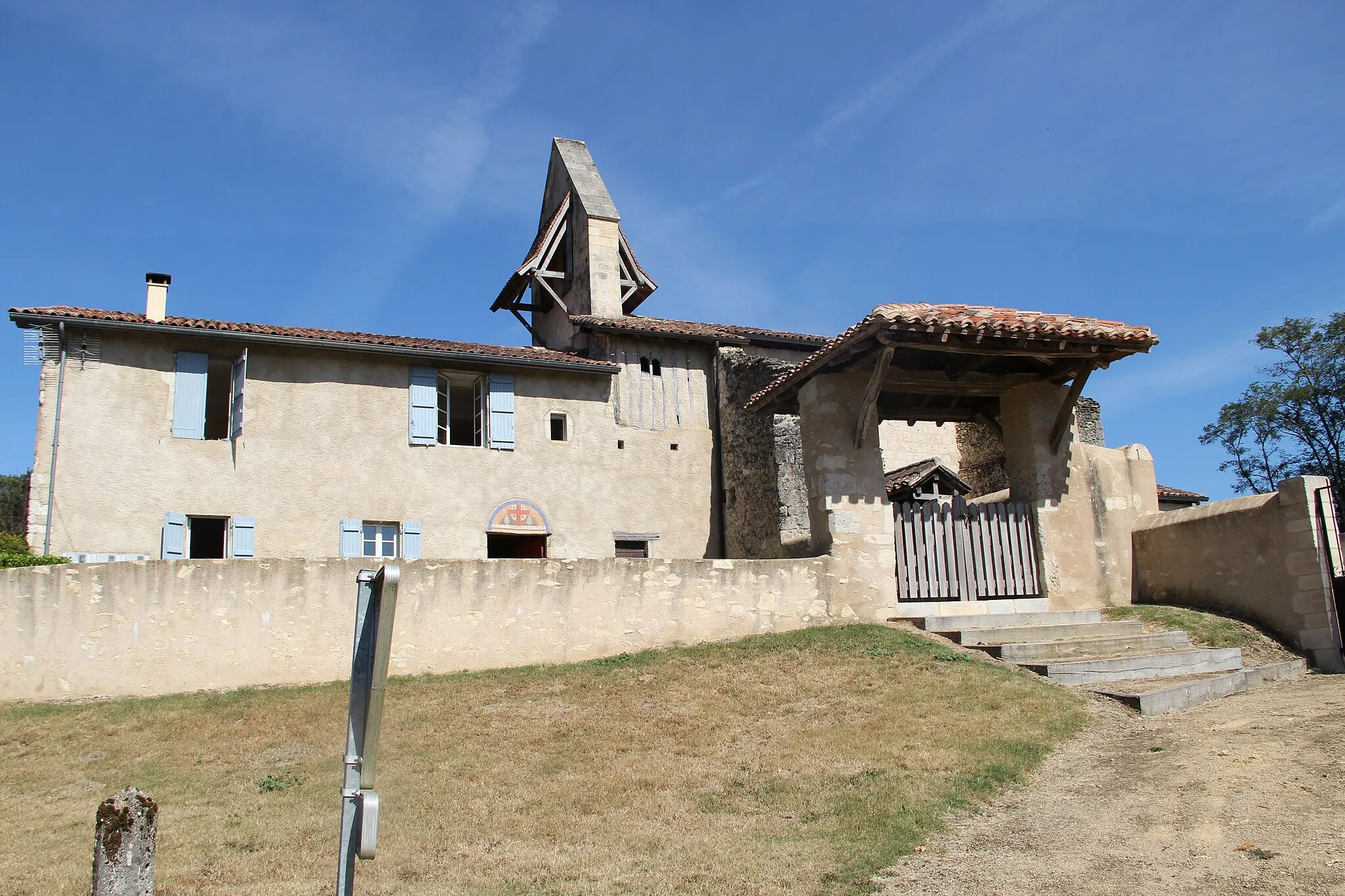 Photo showing: This building is indexed in the base Mérimée, a database of architectural heritage maintained by the French Ministry of Culture, under the reference PA40000001 .