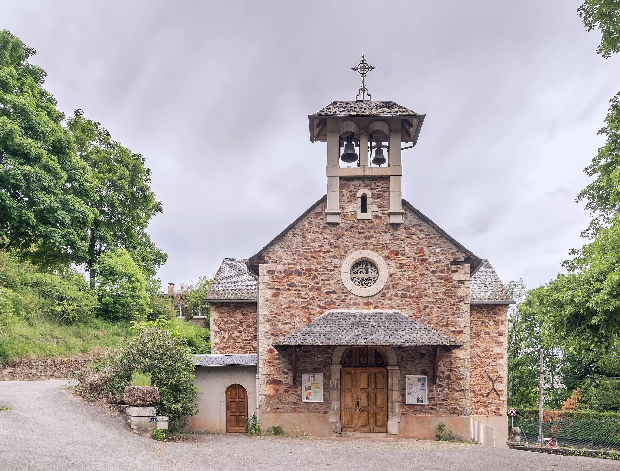 Photo showing: Church in La Mouline, commune of Olemps, Aveyron, France