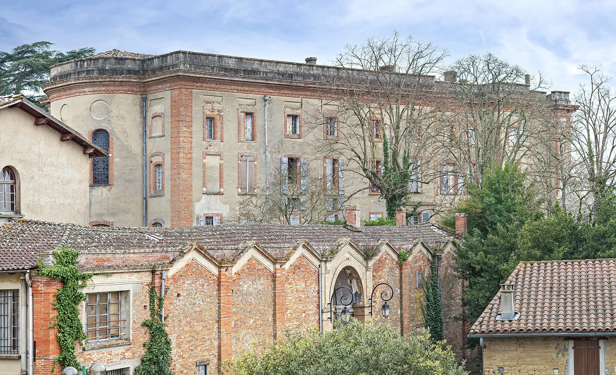 Photo showing: This building is inscrit au titre des monuments historiques de la France. It is indexed in the base Mérimée, a database of architectural heritage maintained by the French Ministry of Culture, under the reference PA00095853 .