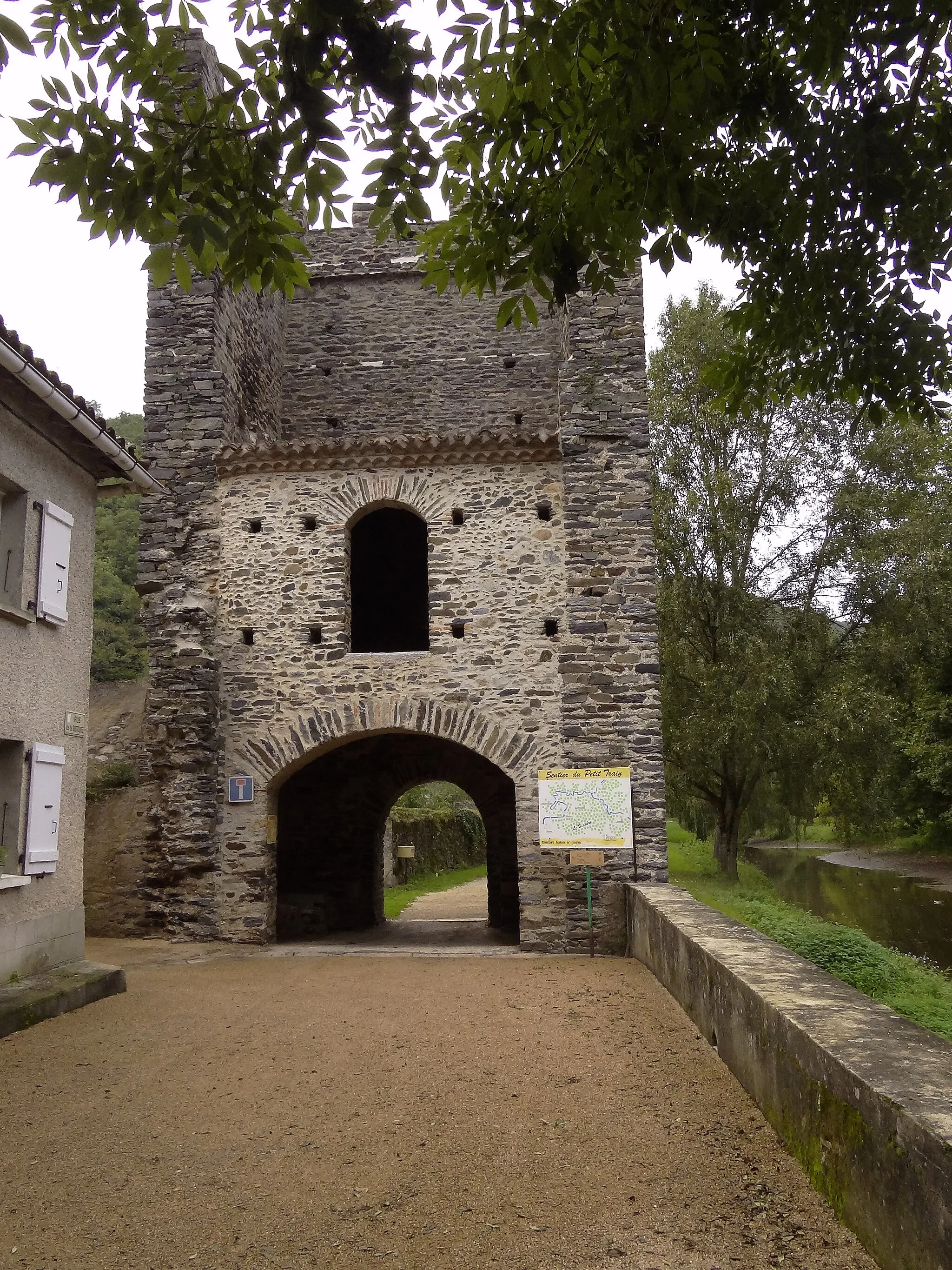 Photo showing: This building is indexed in the base Mérimée, a database of architectural heritage maintained by the French Ministry of Culture, under the reference PA00095492 .