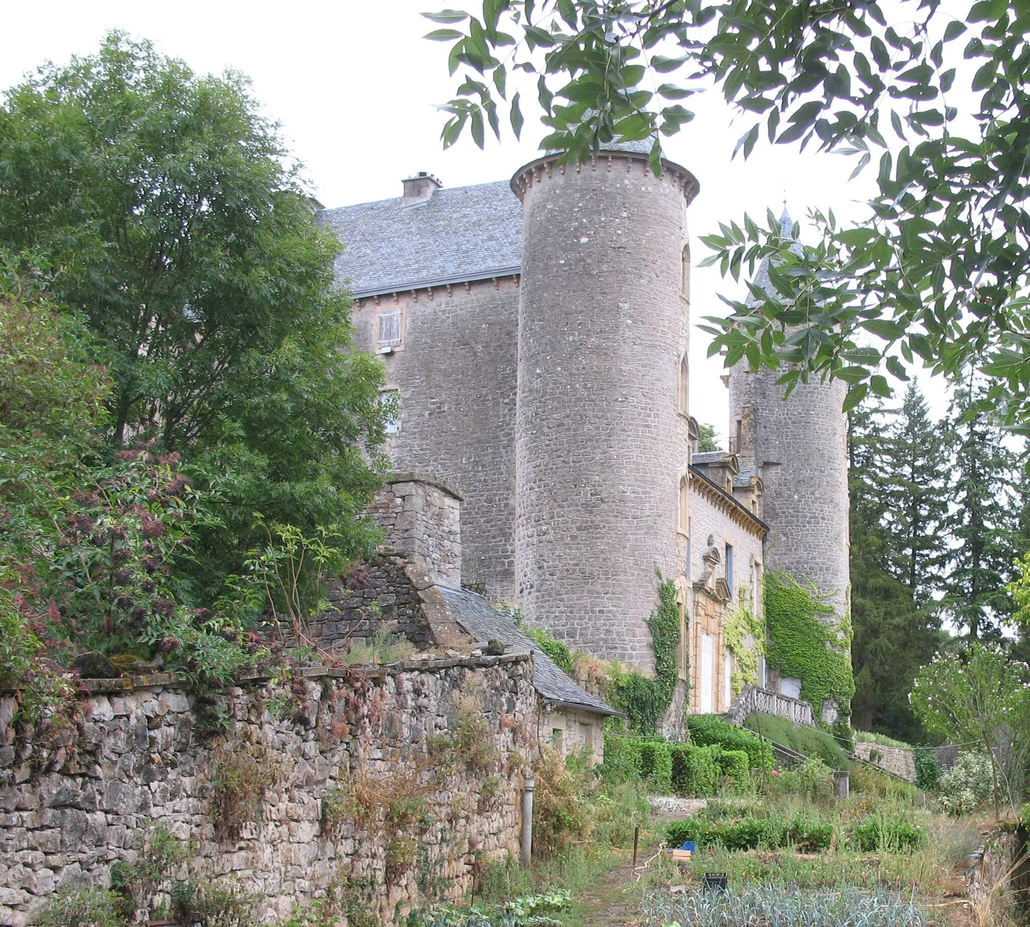 Photo showing: Château de Recoules à Recoules-Prévinquières, dans l'Aveyron.