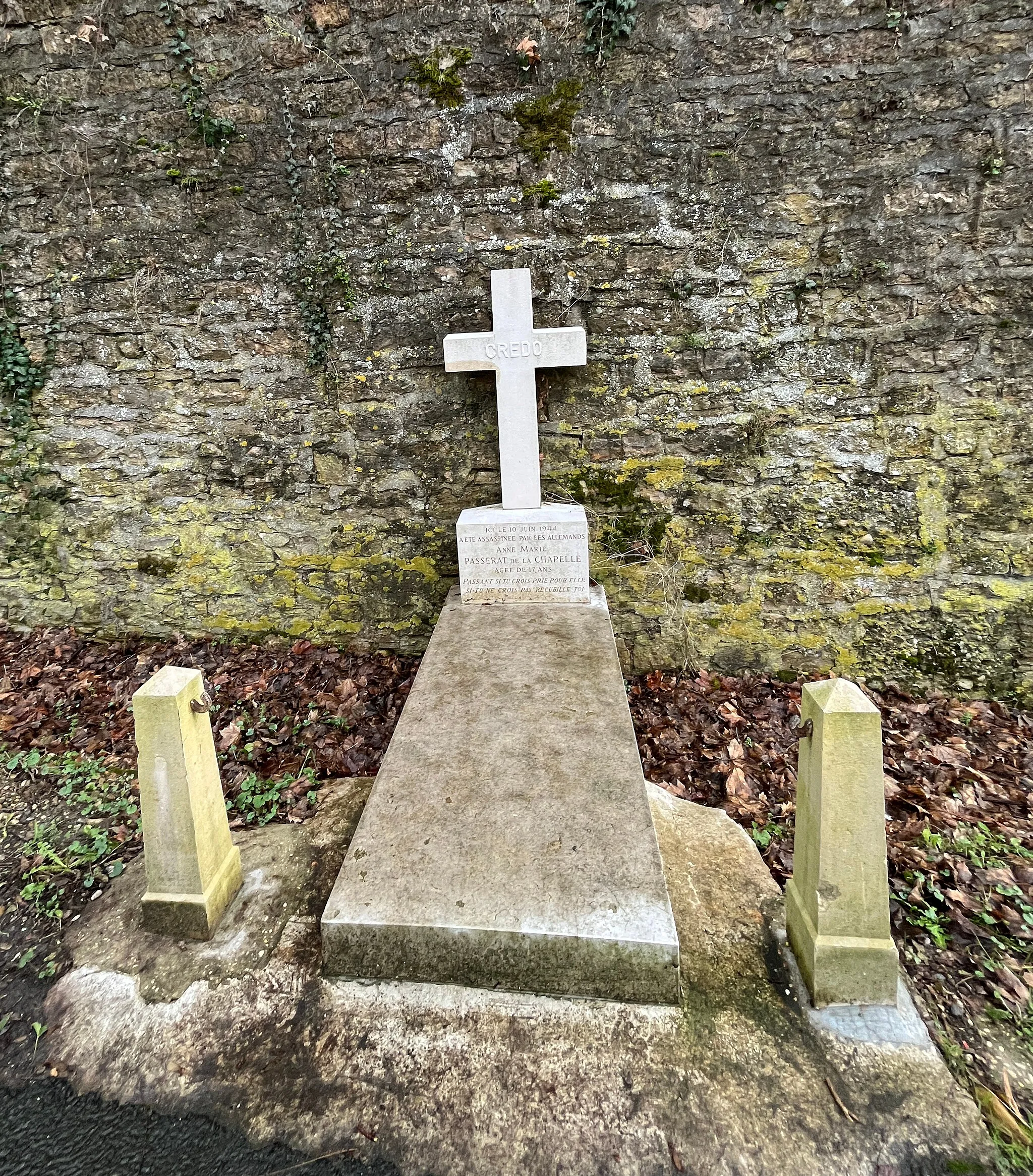 Photo showing: Stèle Anne Passerat de La Chapelle (Caluire-et-Cuire) en janvier 2022.