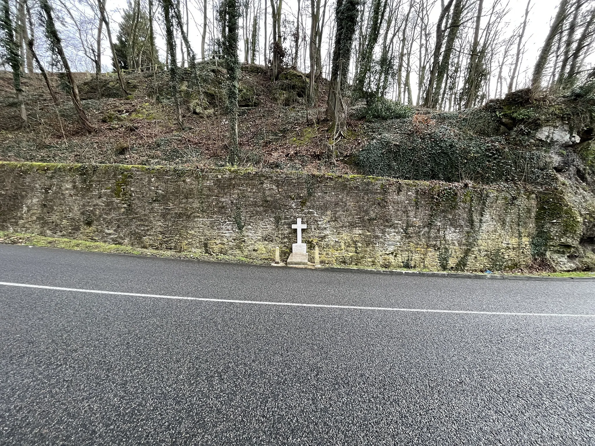 Photo showing: Stèle Anne Passerat de La Chapelle (Caluire-et-Cuire) en janvier 2022.