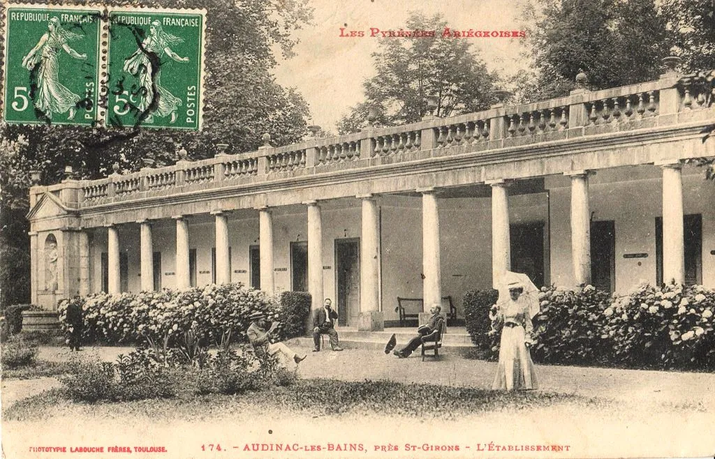 Photo showing: Carte postale d'Audinac-les-Bains: l'établissement