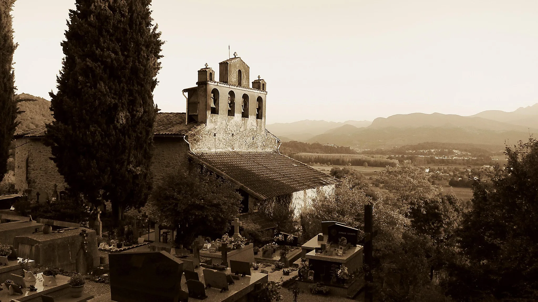 Photo showing: Gajan (Ariège, Midi-Pyrénées, France) : Le cimetière et l'église. À l'arrière-plan, la vallée du Salat, Sourroque et les Pyrénées.