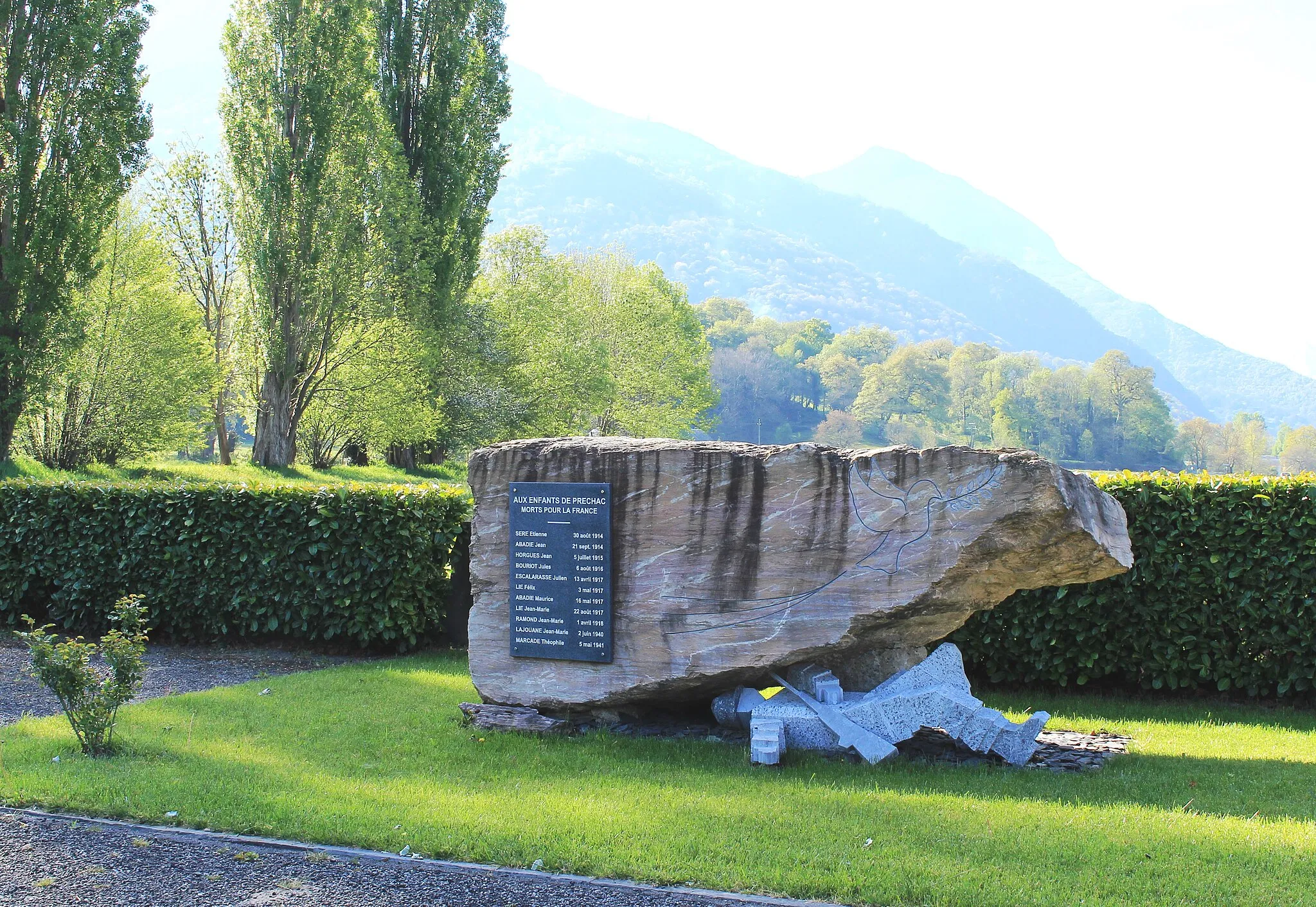 Photo showing: Monument aux morts de Préchac (Hautes-Pyrénées)