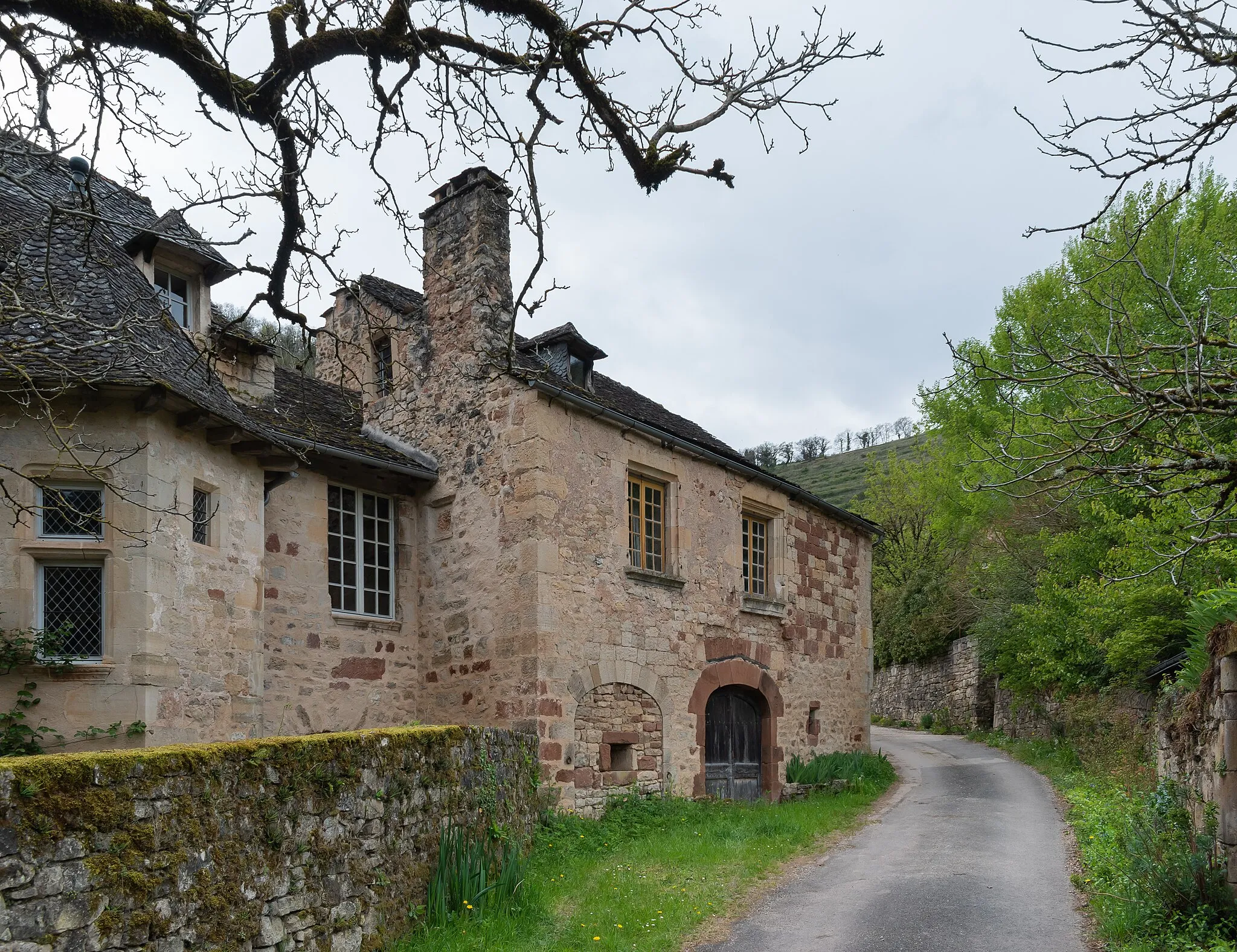 Photo showing: Old buildings in Grand Combe in commune of Marcillac-Vallon, Aveyron, France