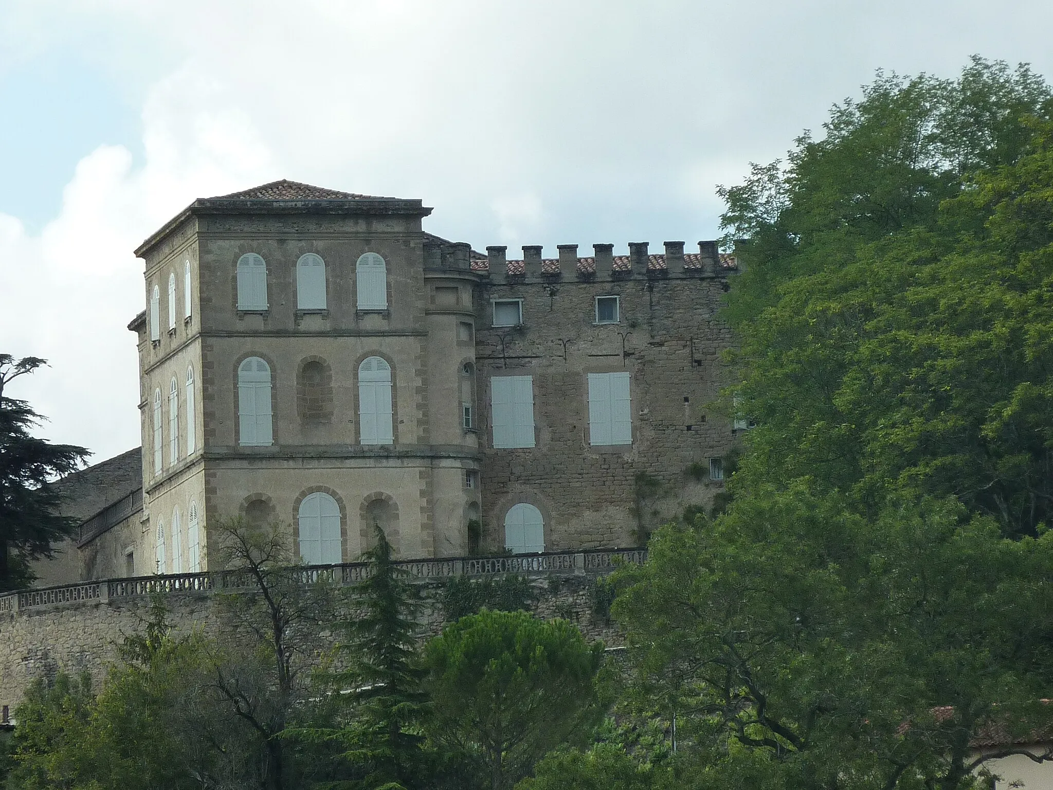 Photo showing: Le château de Viviers-lès-Montagnes est toujours occupé par la famille de Martin de Viviés depuis le milieu du XVIe siècle. Ancienne place forte, la famille de Martin de Viviés décida d'y percer des fenêtres, d'abattre des murs, et de modifier certaines sections afin d'y vivre.