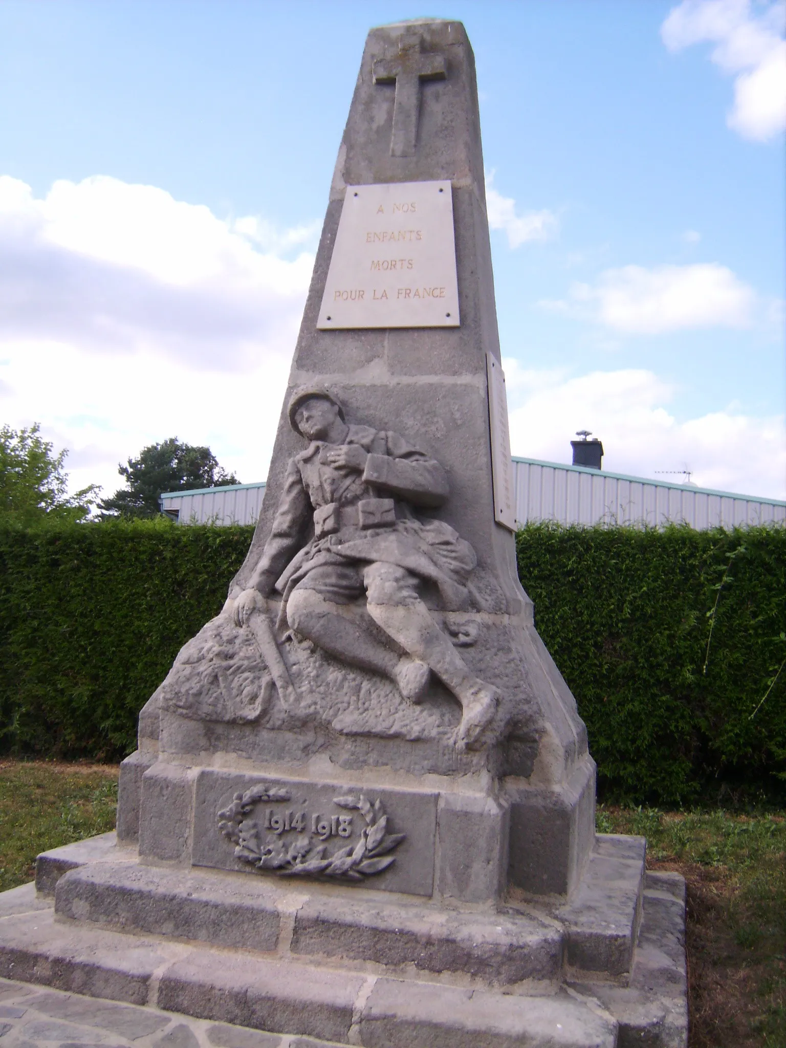 Photo showing: Il s'agit d'un monument commémoratif, représentant un soldat de la guerre de 14-18 mort au combat.