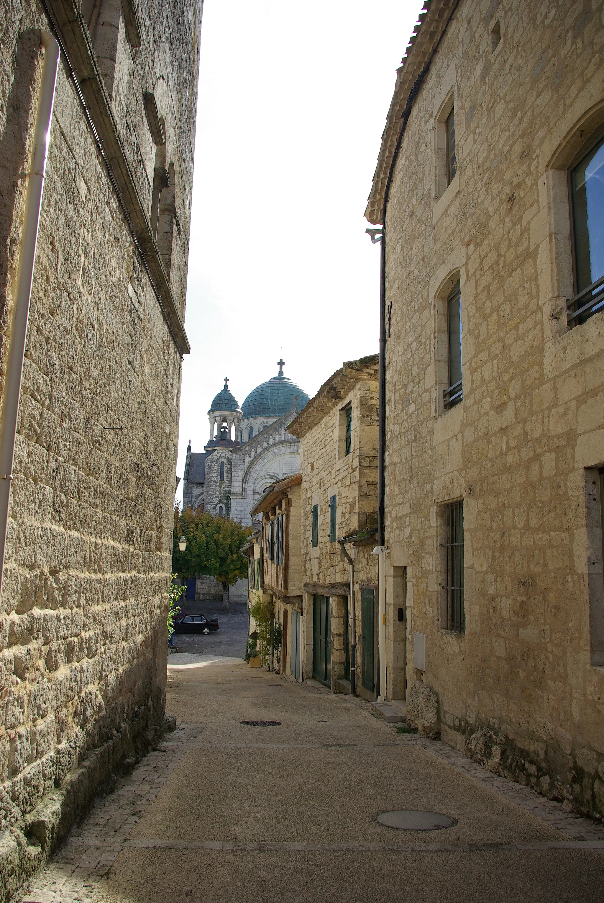 Photo showing: Street Captain Tailhade in Castelnau-Montratier. In the background the church Saint-Martin in visible.