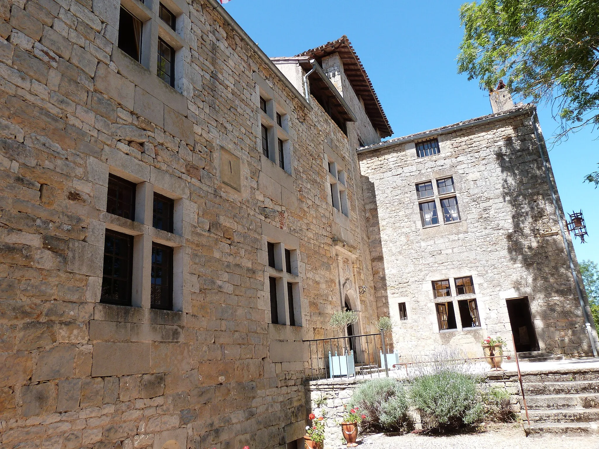 Photo showing: Façades de l'une des parties du château de Cas à Espinas (Tarn-et-Garonne, France)