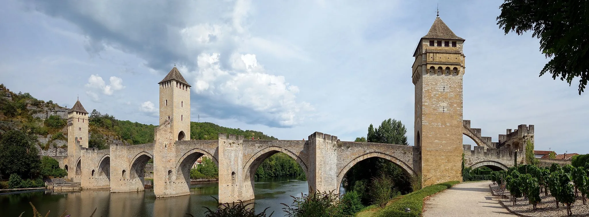 Photo showing: View of Valentré bridge in Cahors.