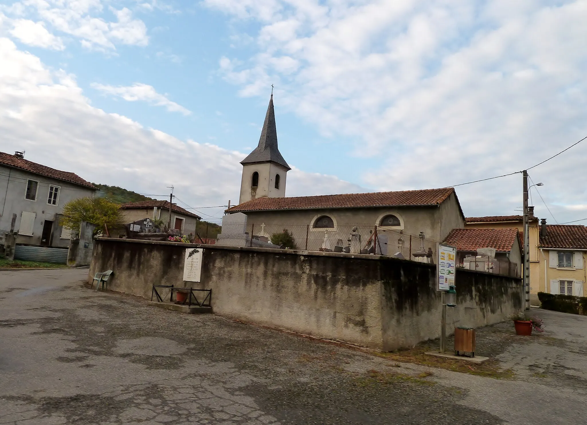 Photo showing: Église et cimetière de Rieucazé (Haute-Garonne, France).