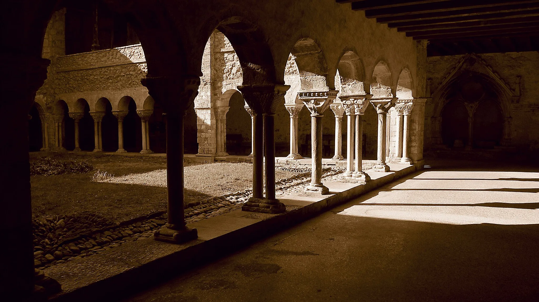 Photo showing: (Saint-Lizier, Ariège, Midi-Pyrénées, France)

Le cloître de la Cathédrale Saint-Lizier.