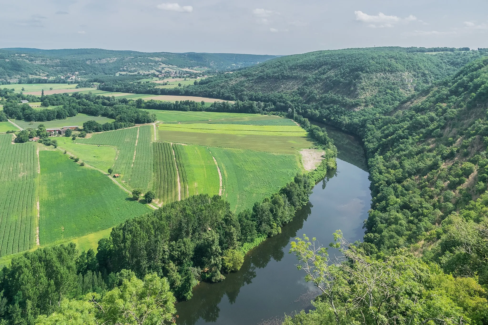Photo showing: View of Lot River from Saut de la Mounine, between Aveyron and Lot departments, France