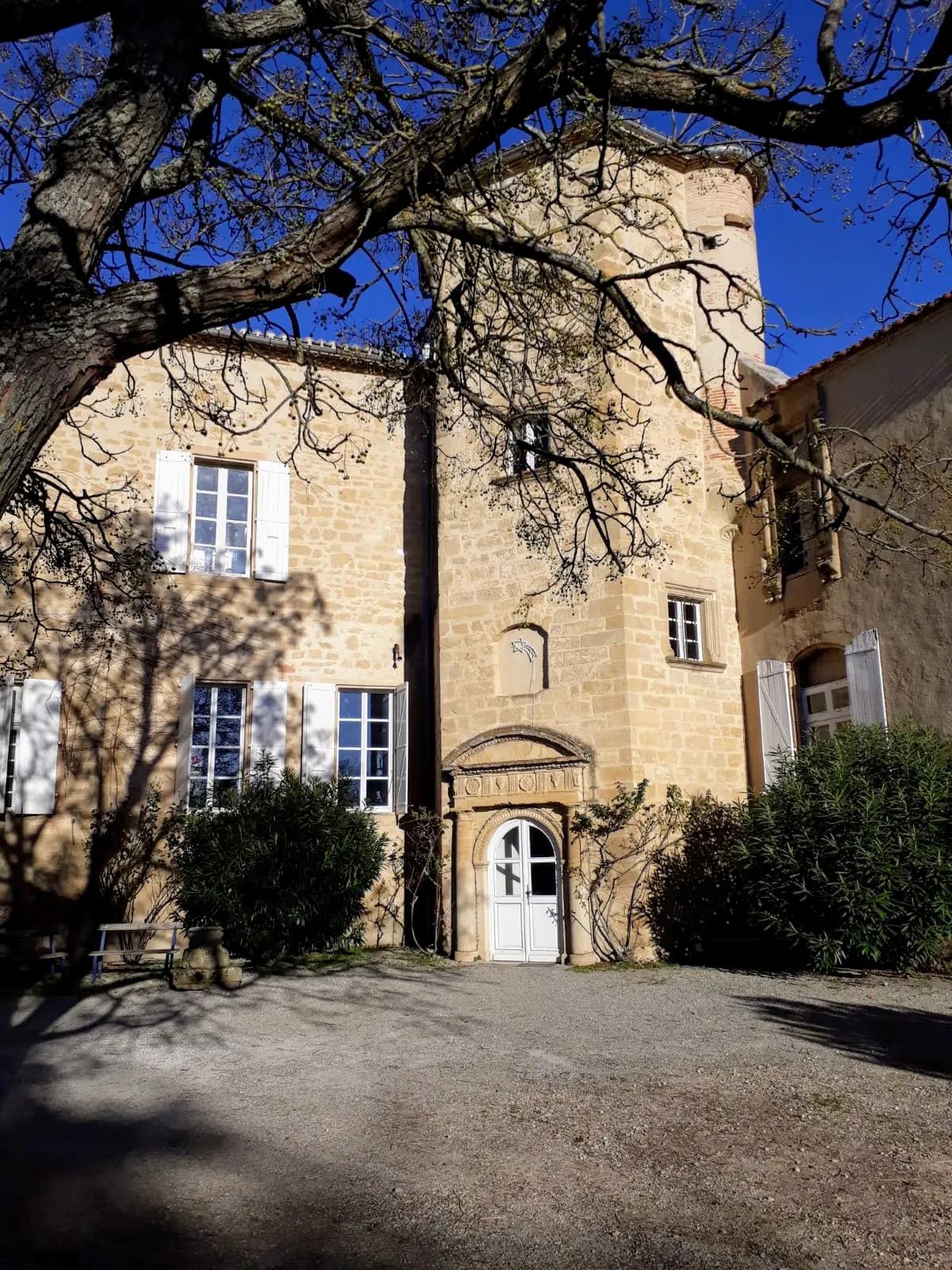 Photo showing: Façade Nord-Est du château d'Airoux