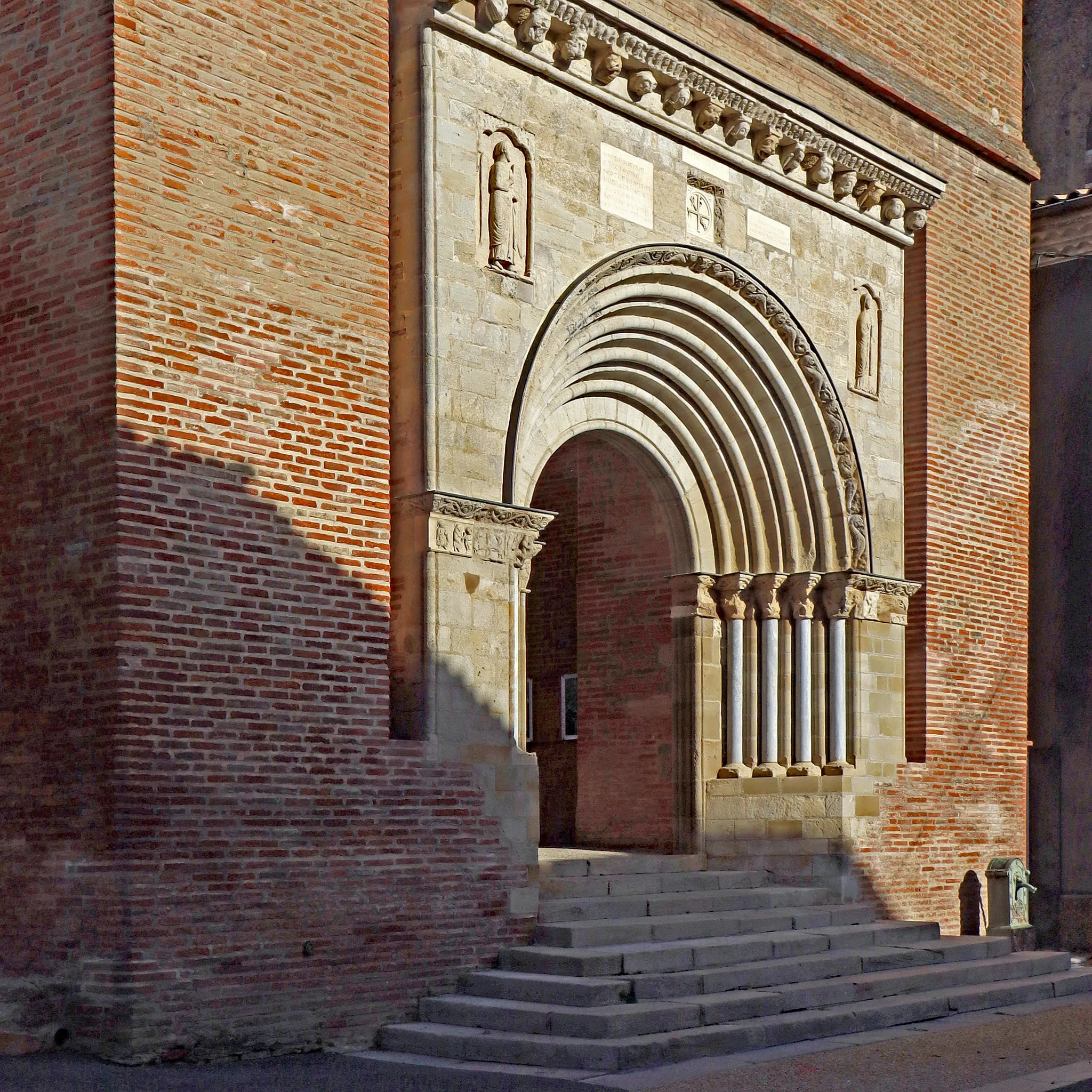 Photo showing: Porche de l'église Saint-Saturnin.