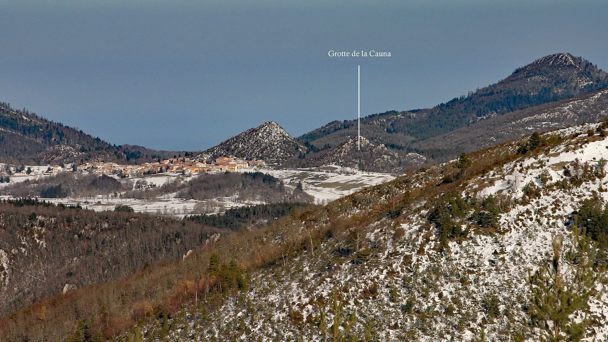 Photo showing: Situation de la grotte de La Cauna