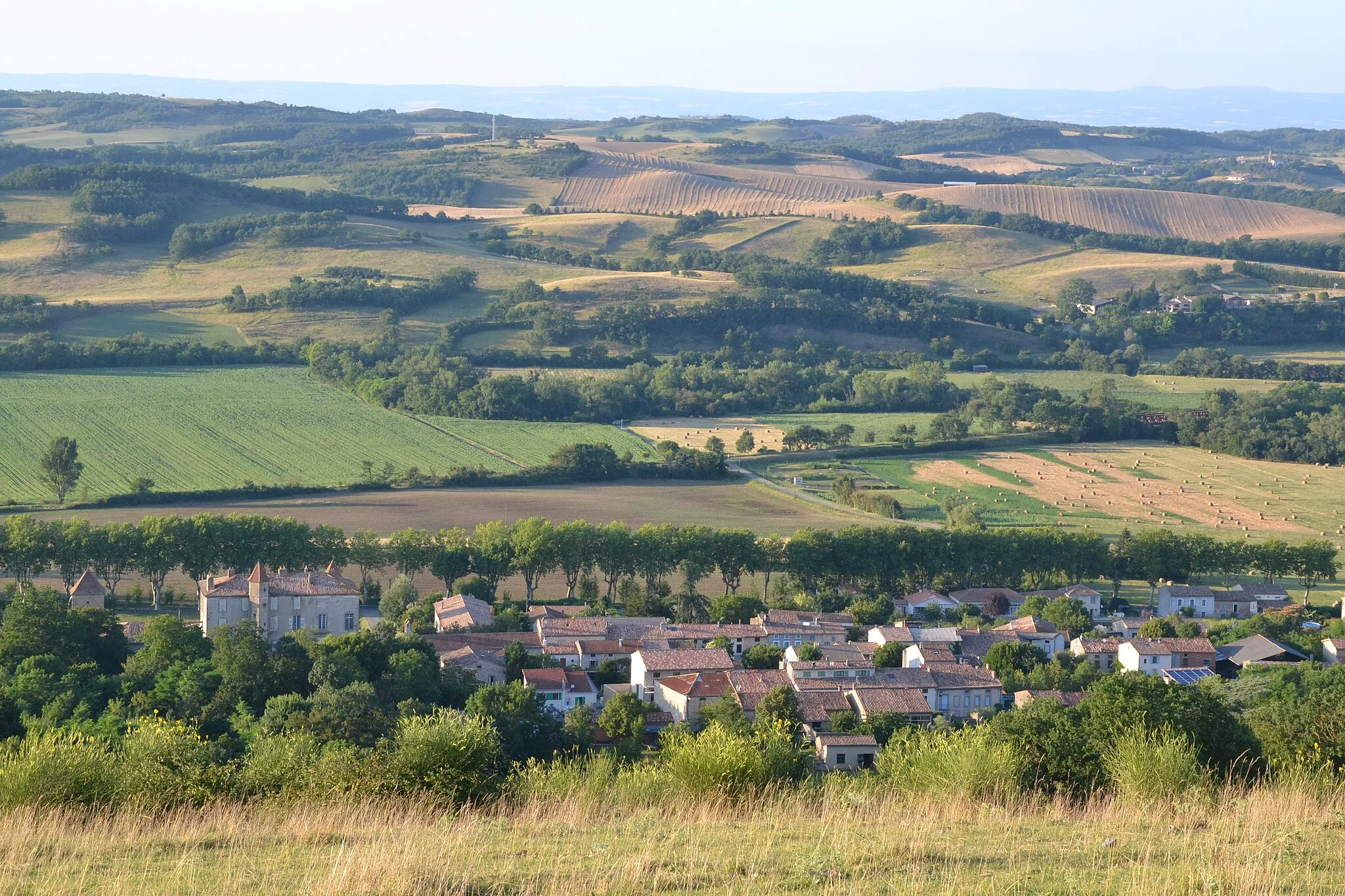 Photo showing: Collines de la vallée de l'Ambronne et village de Caudeval (Val de Lambronne, Aude, France).