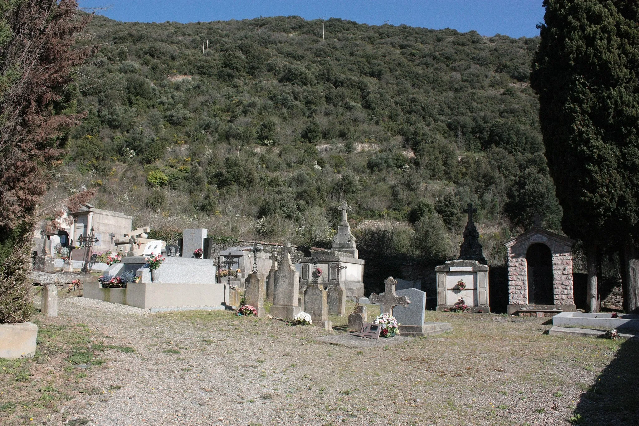 Photo showing: Les Ilhes : Le petit cimetière derrière l'église Saint Hilaire.