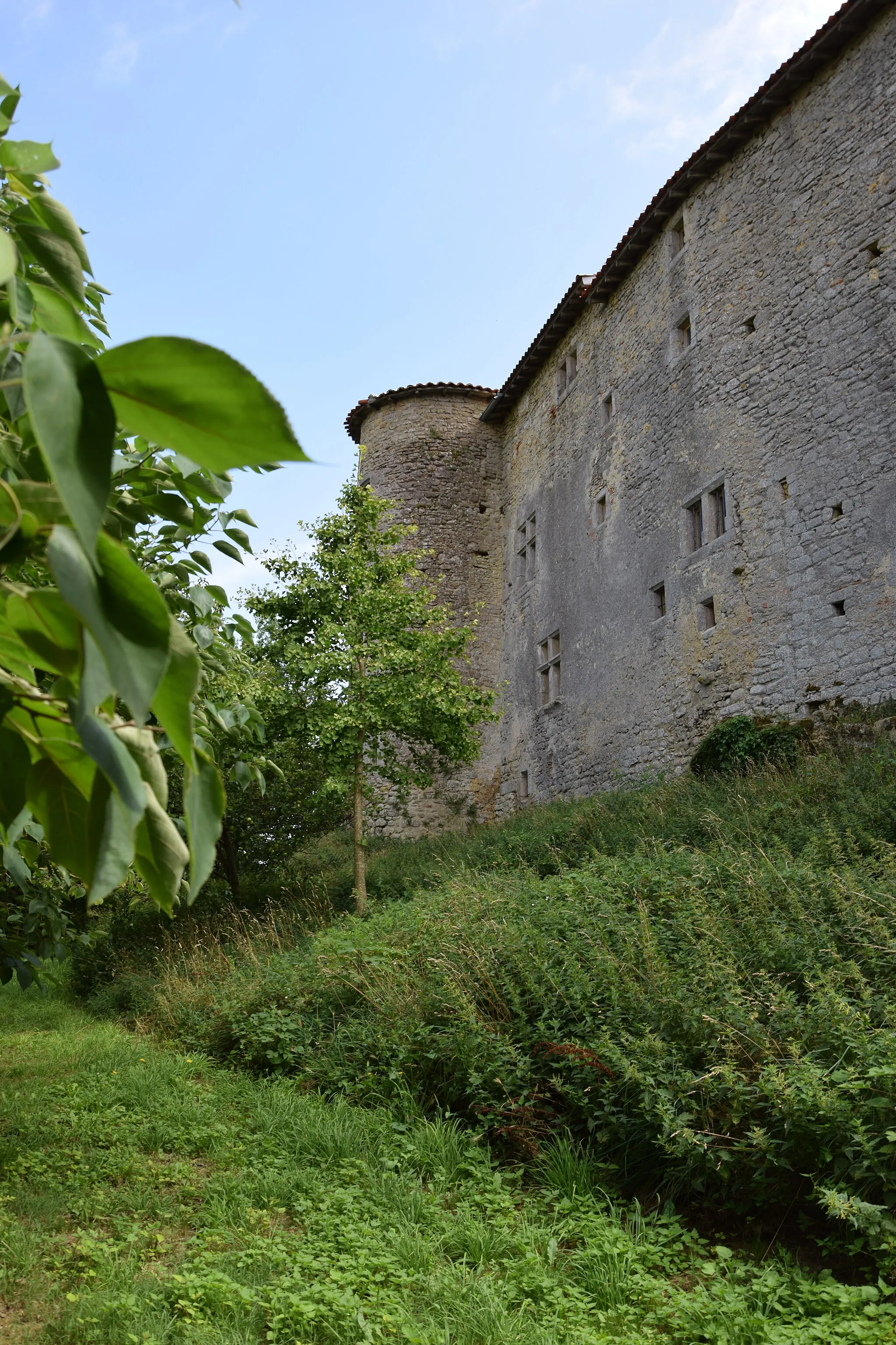 Photo showing: This building is indexed in the base Mérimée, a database of architectural heritage maintained by the French Ministry of Culture, under the reference PA00102770 .