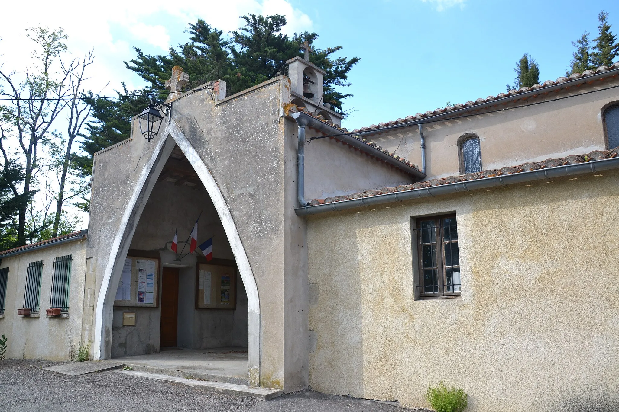 Photo showing: Porche d'accès à l'église Saint-André et à la mairie de Montgradail (Aude, France).