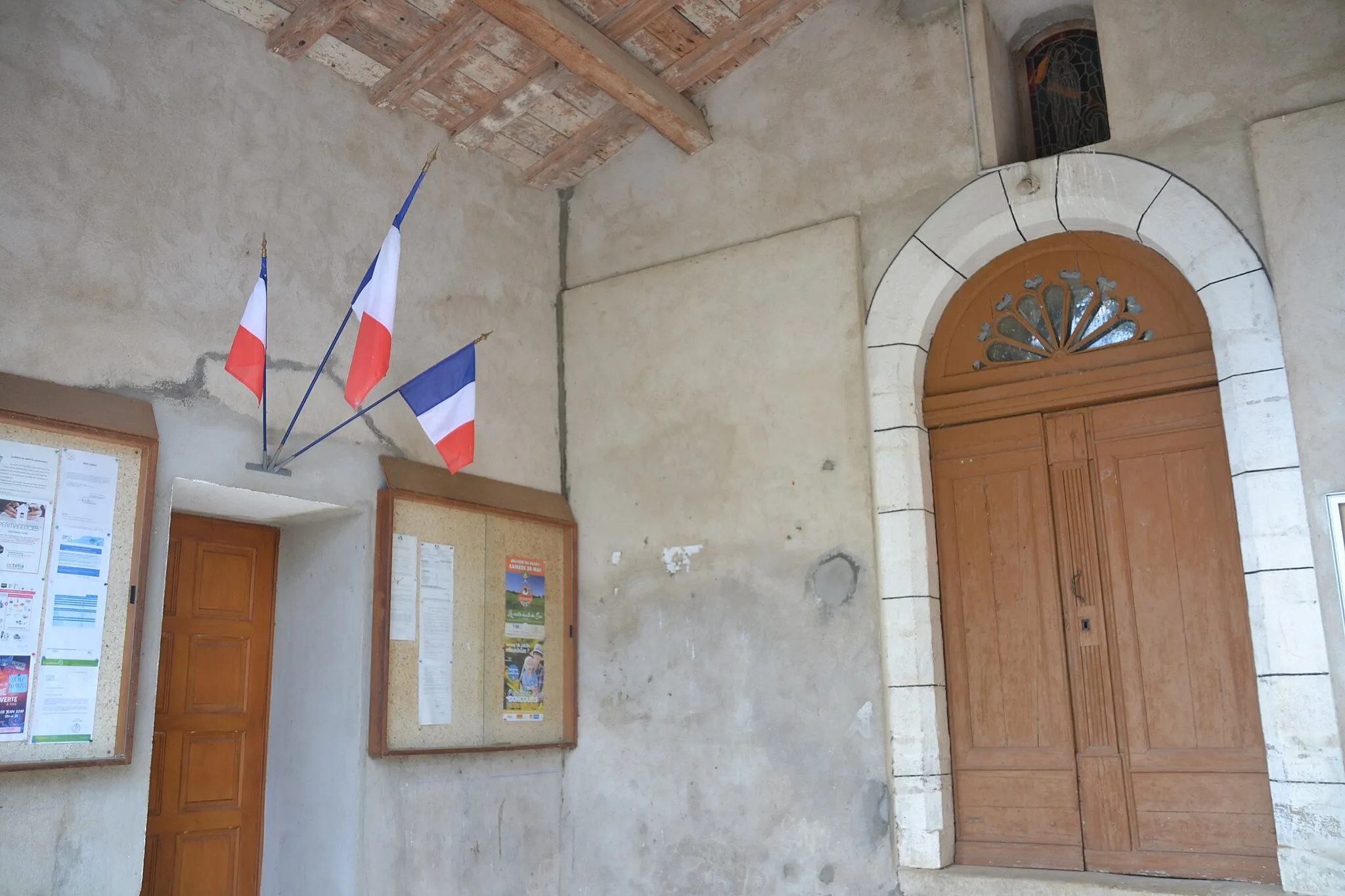 Photo showing: Porche d'accès à l'église Saint-André et à la mairie de Montgradail (Aude, France).