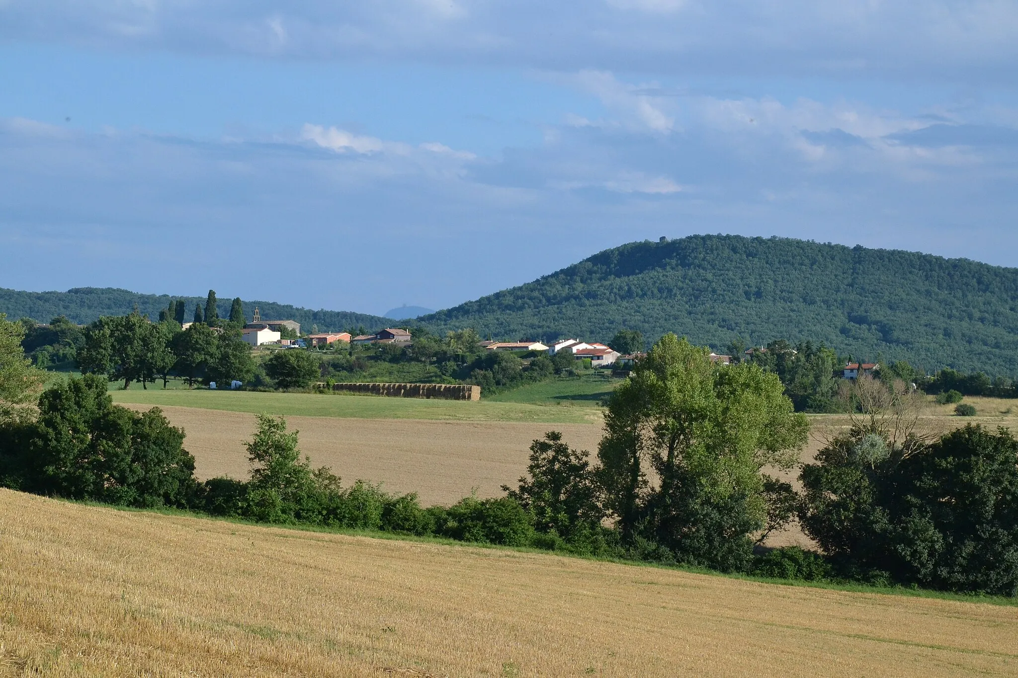 Photo showing: Tréziers (Aude, France) et le château de Montaragou (Lagarde, Ariège) en arrière-plan.