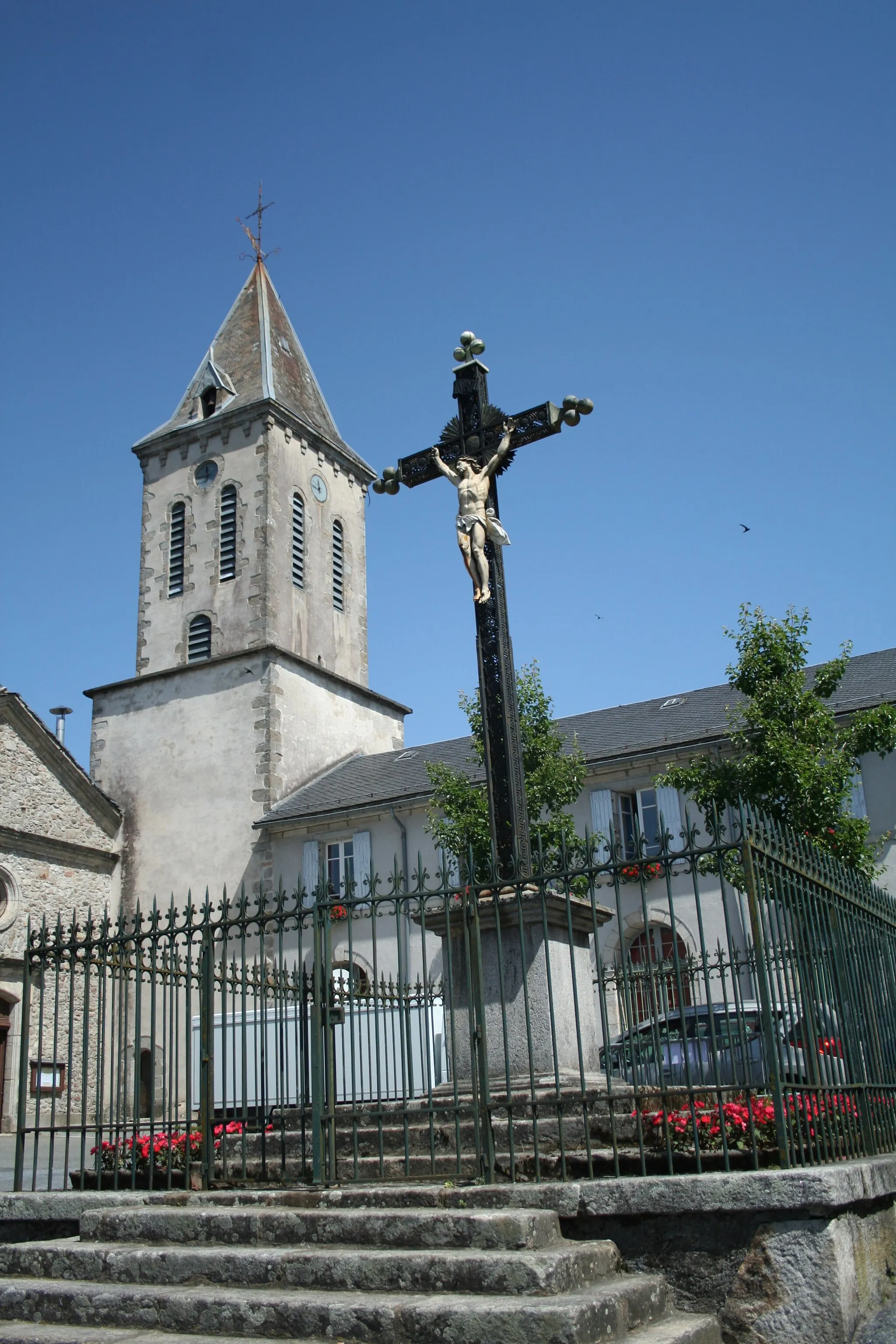 Photo showing: Anglès (Tarn) - église Notre-Dame-de-l'Assomption et croix.