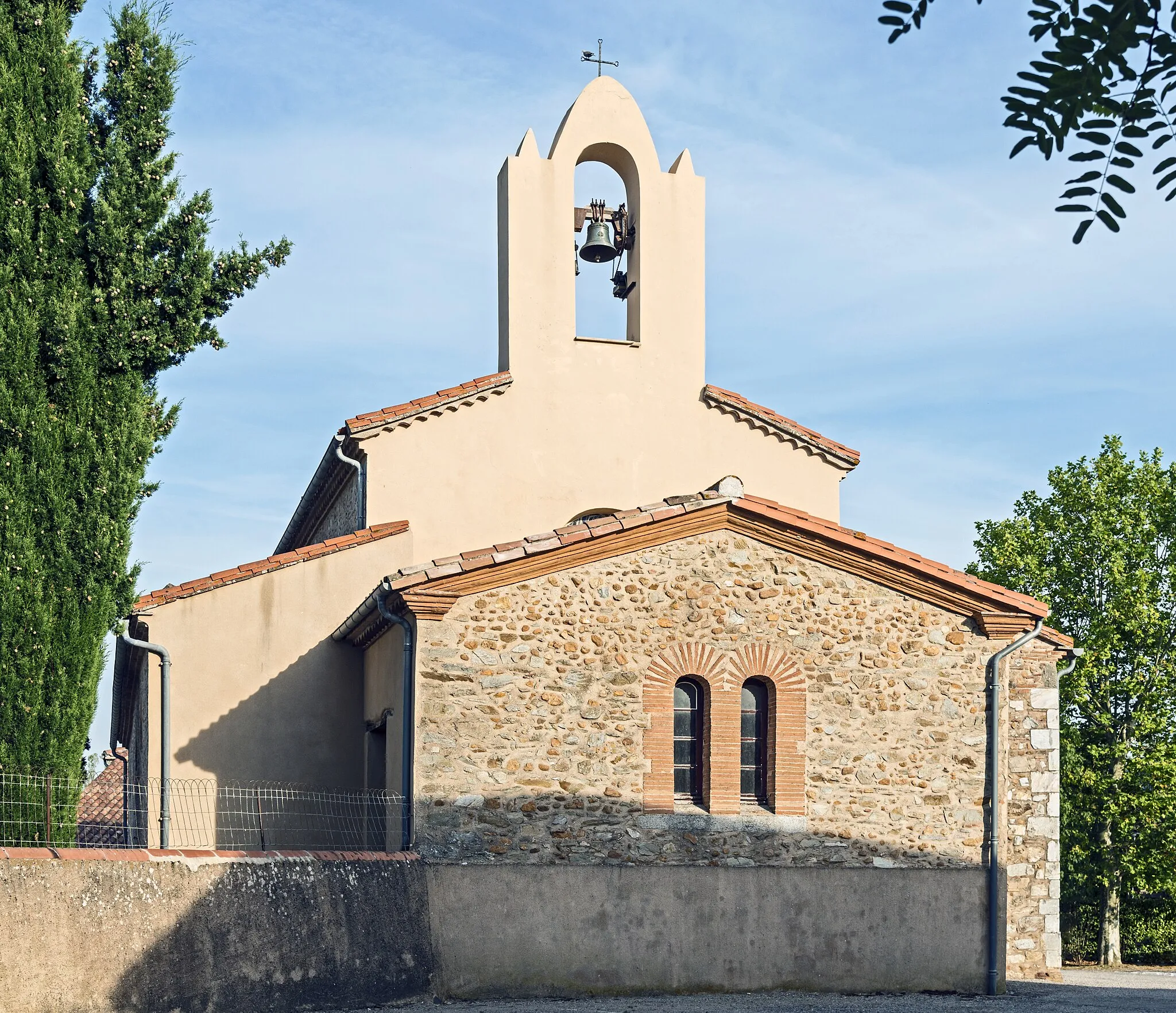 Photo showing: Belleserre, France. Church Saint-Pierre-ès-Liens with bell gables.