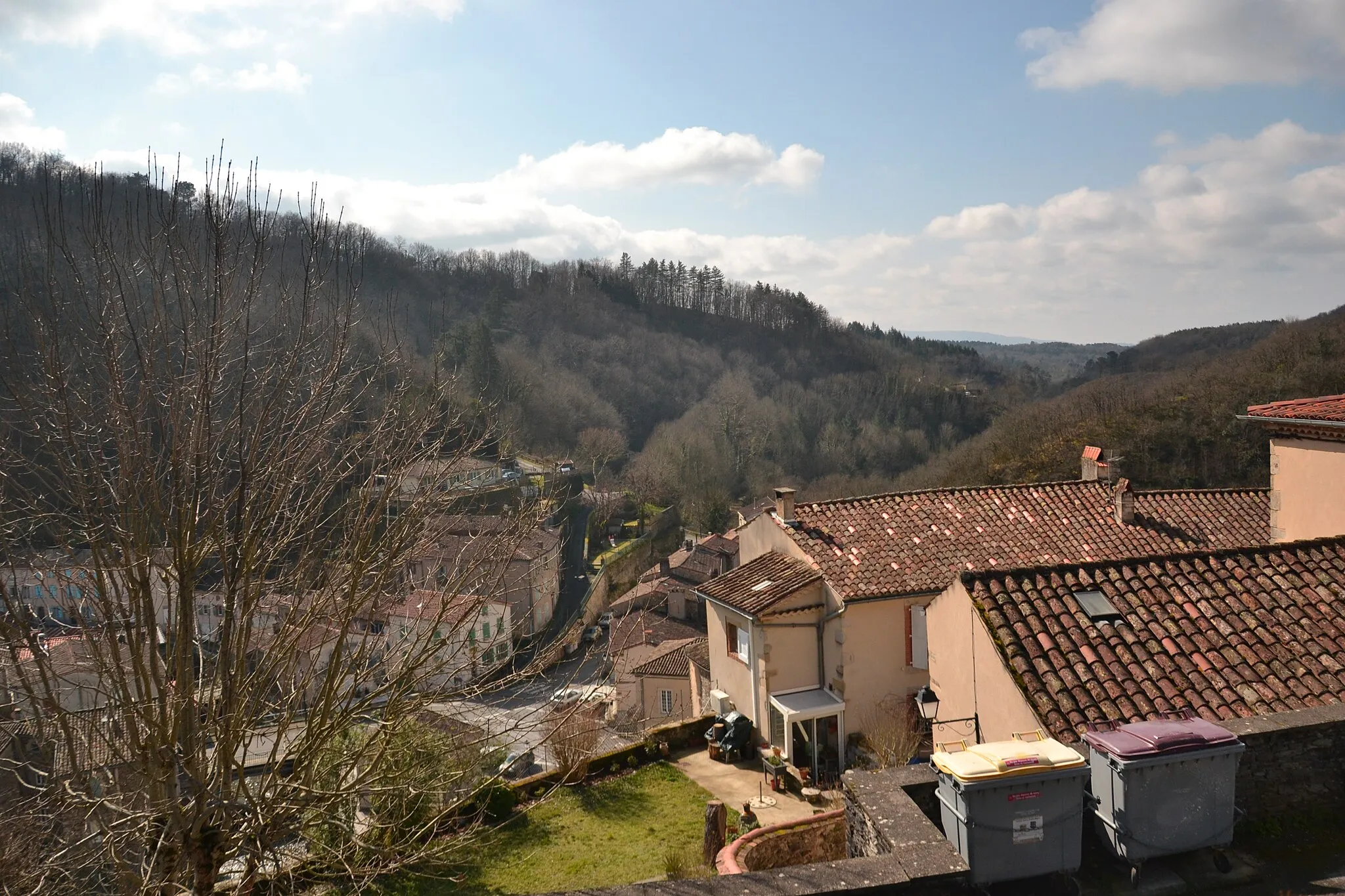 Photo showing: Boissezon dans la tarn (vue de la vallée depuis la place de l'église)