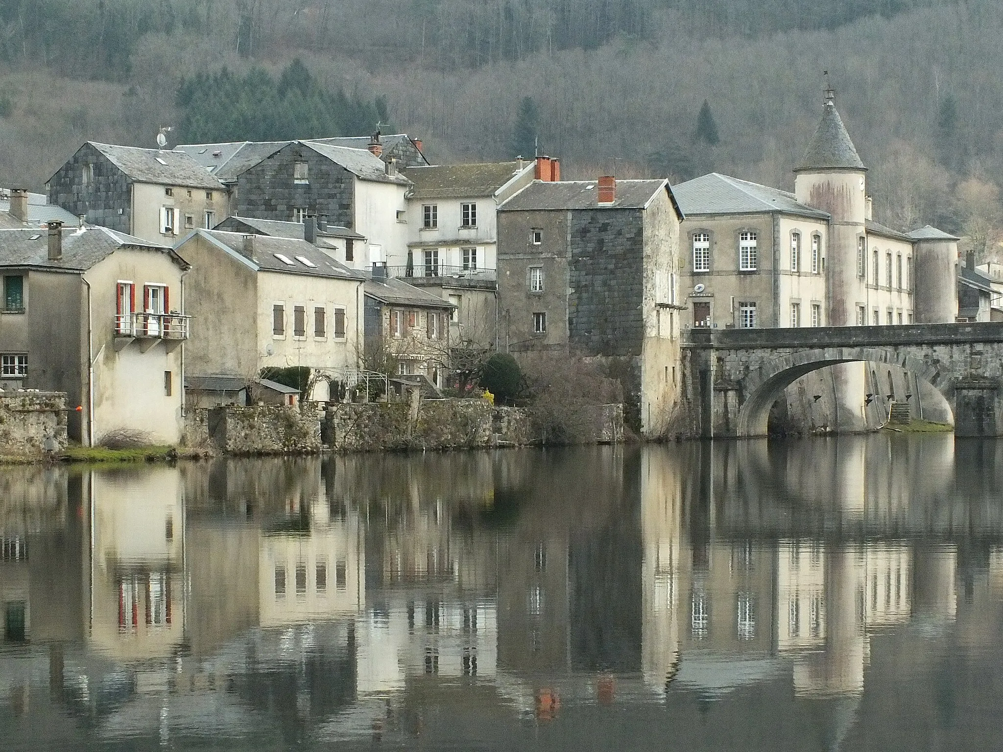 Photo showing: Vue panoramique de Brassac se reflétant dans l'Agout