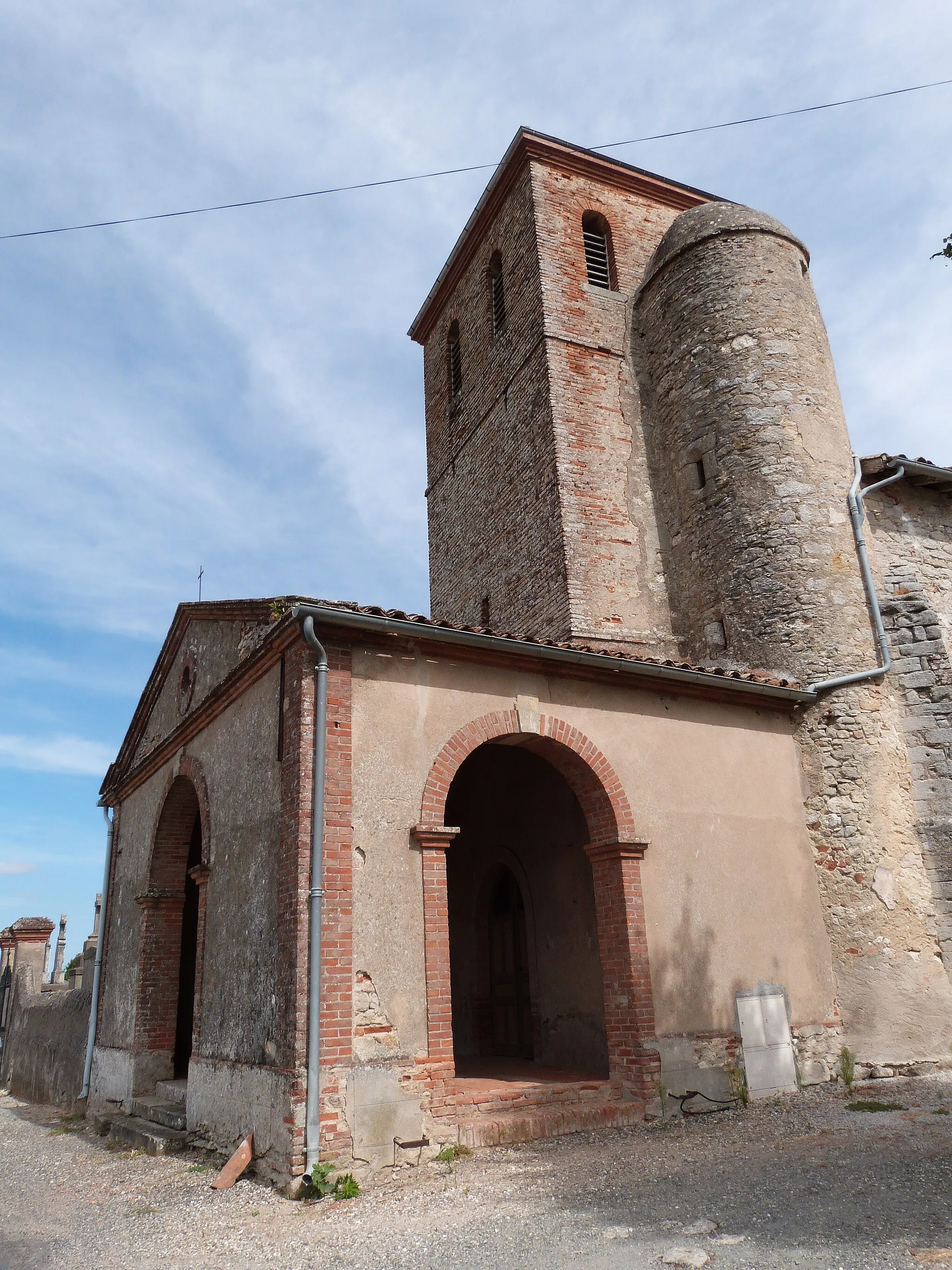 Photo showing: Porche et clocher de l'église Saint-Jean-Baptiste de Gabriac (Cadalen, Tarn)
