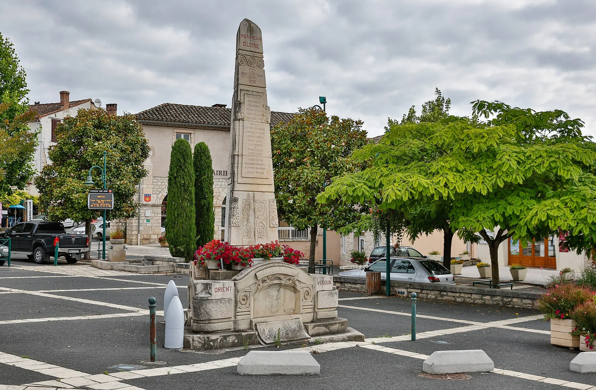 Photo showing: War memorial in Cahuzac-sur-Vère.